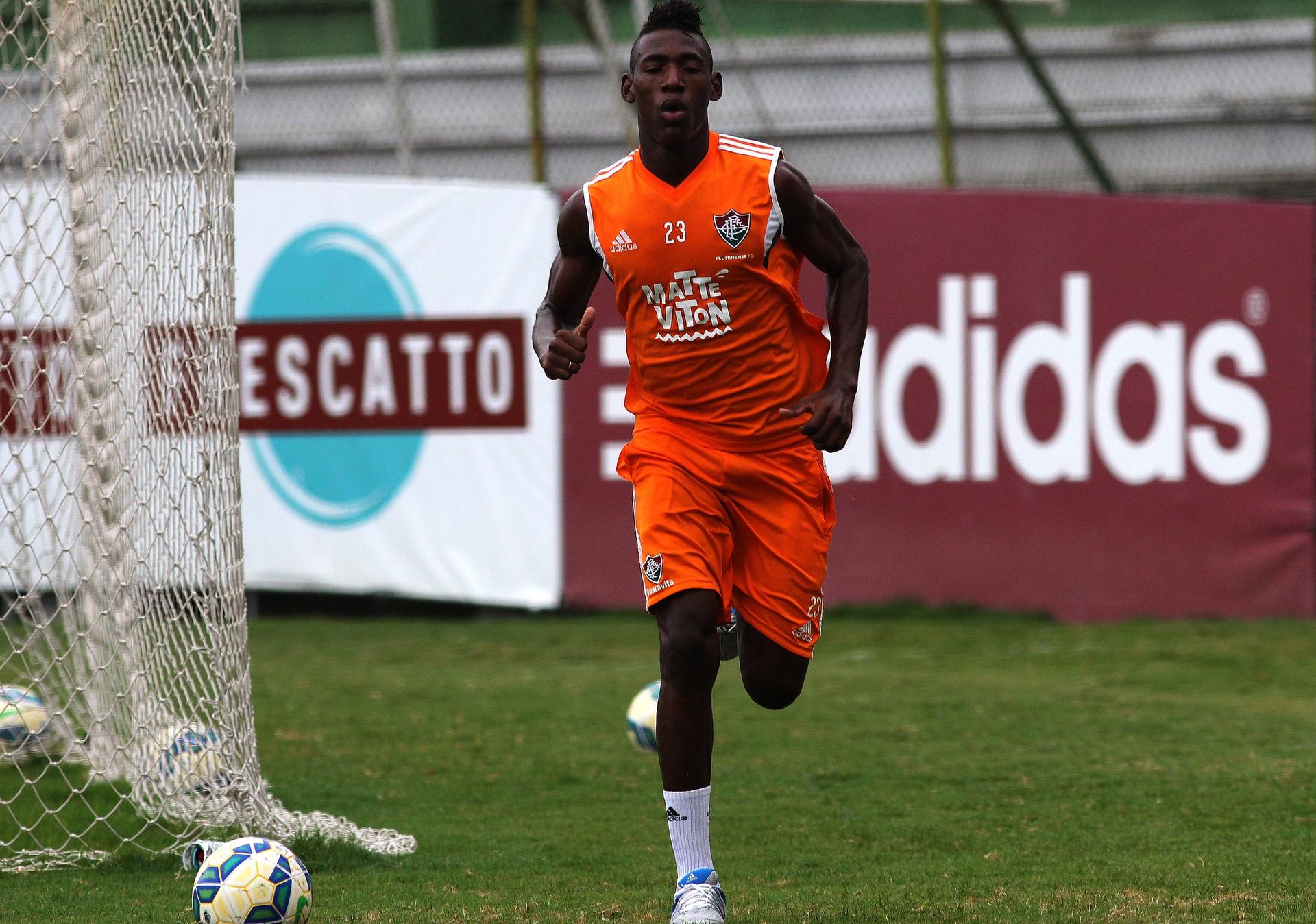 Lateral Léo estendeu seu vínculo com o Tricolor das Laranjeiras (Foto: Nelson Perez / Flickr Oficial do Fluminense)