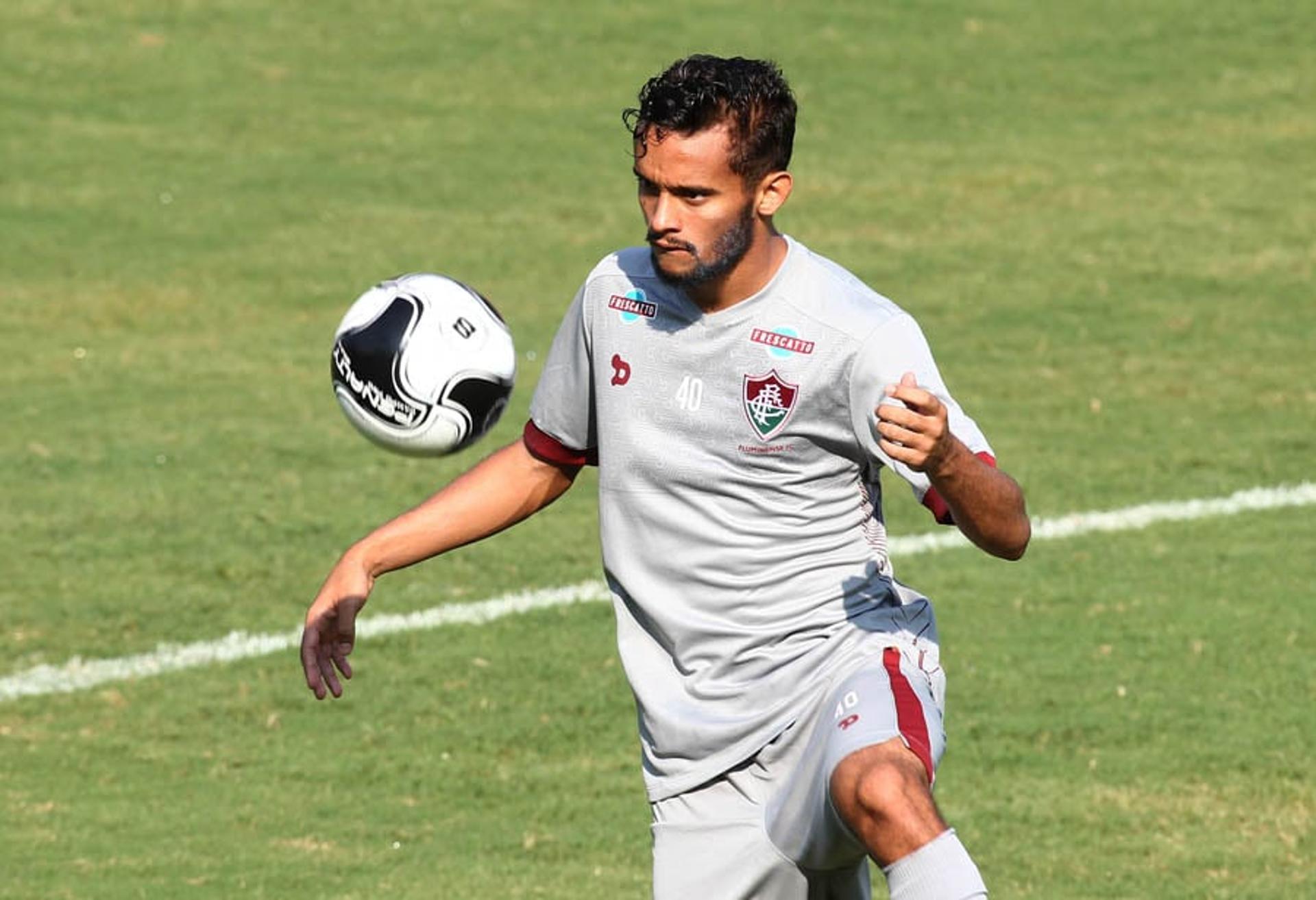 Gustavo Scarpa - Fluminense treinando com a nova camisa