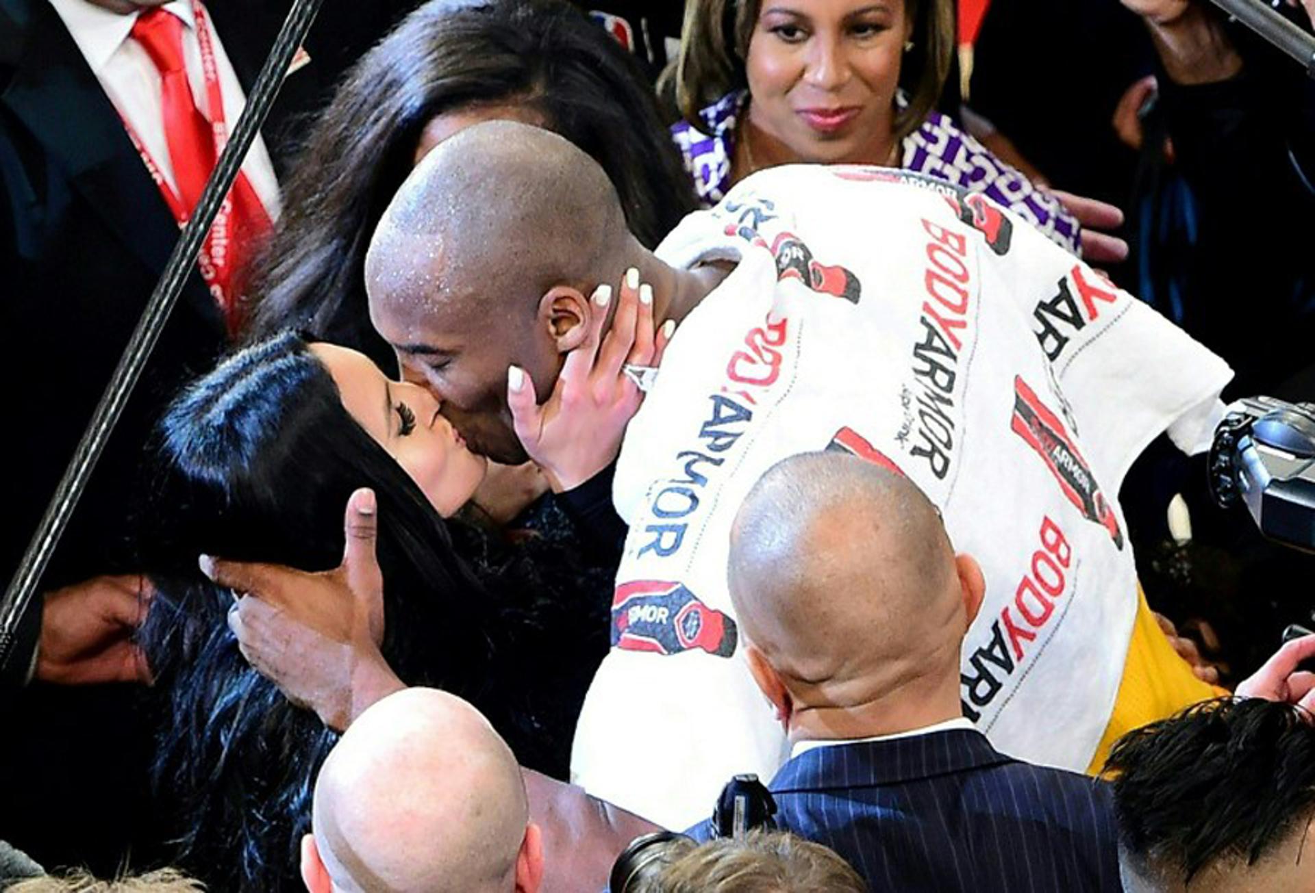 Kobe Bryant beija sua esposa Vanessa após seu último jogo na carreira