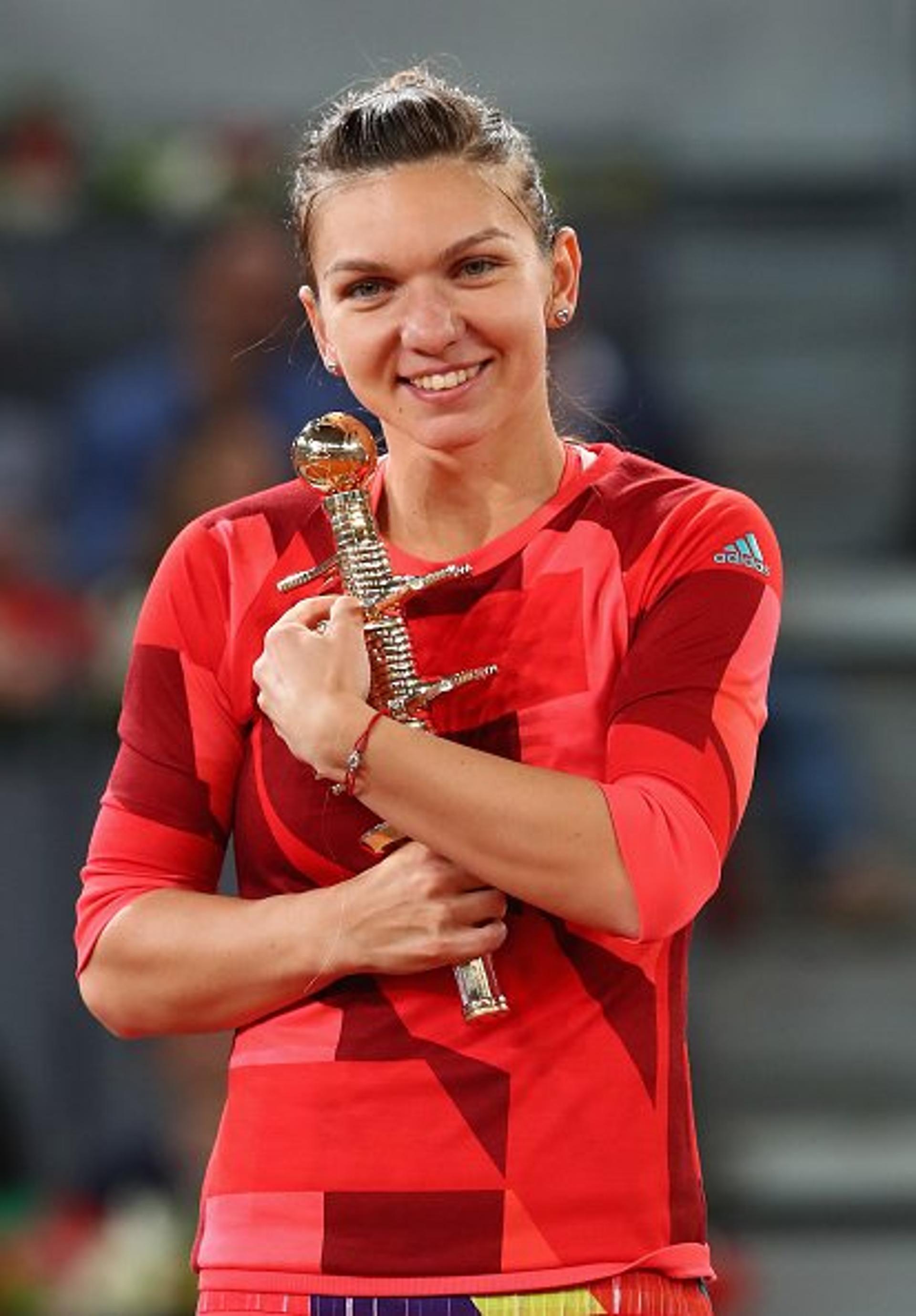 Simona Halep com o troféu do WTA Premier de Madri 2016
