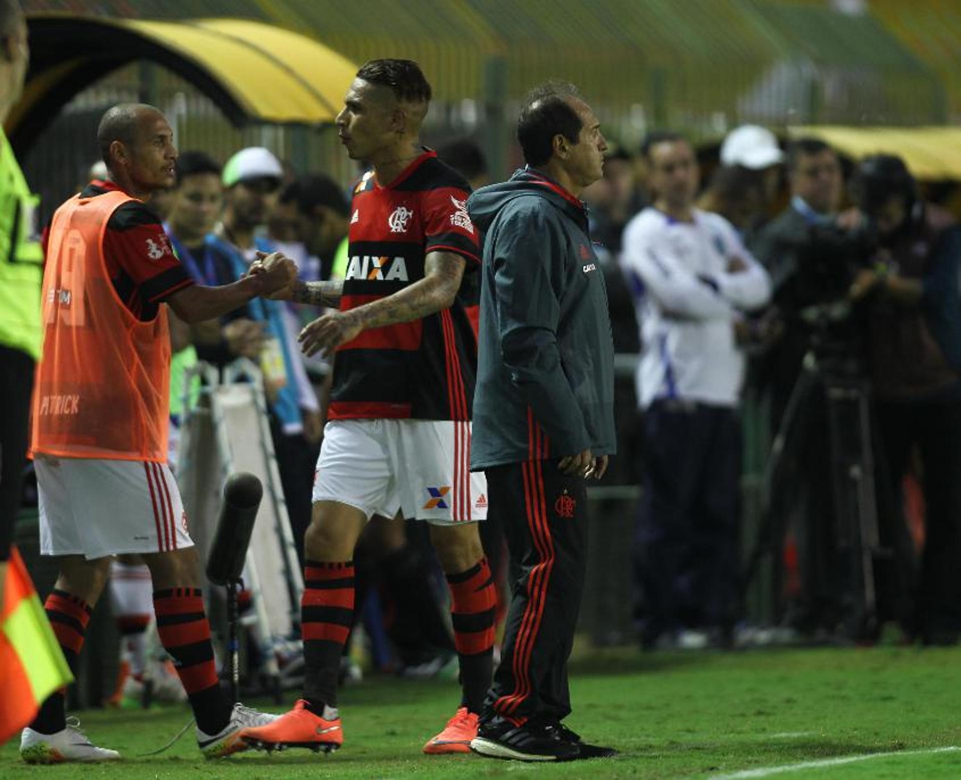 Guerrero saiu na bronca durante vitória do Flamengo na estreia do Brasileirão (Foto: Paulo Sérgio/LANCE!Press)