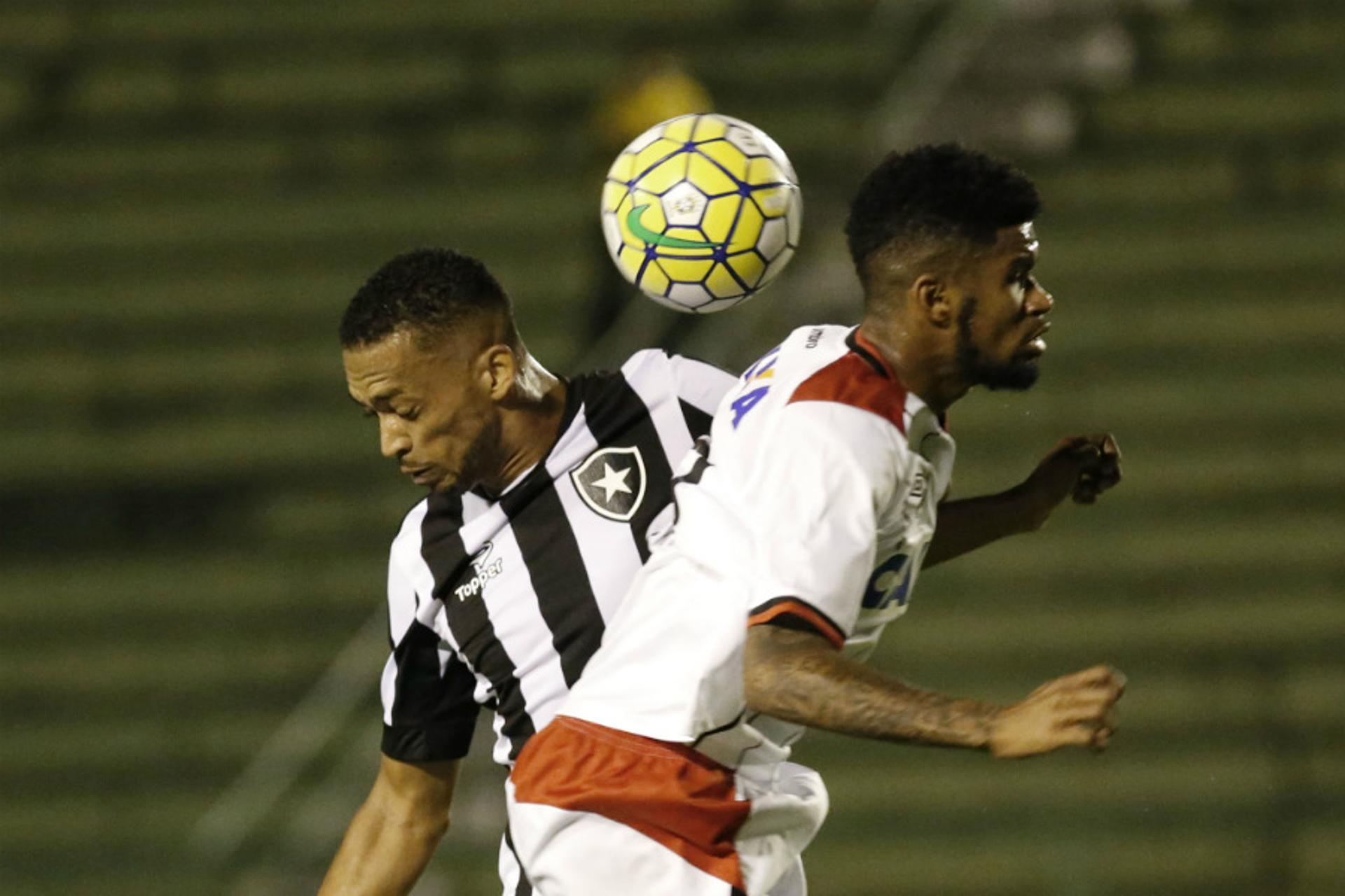 Luis Ricardo e Ewandro - Botafogo x Atlético-PR
