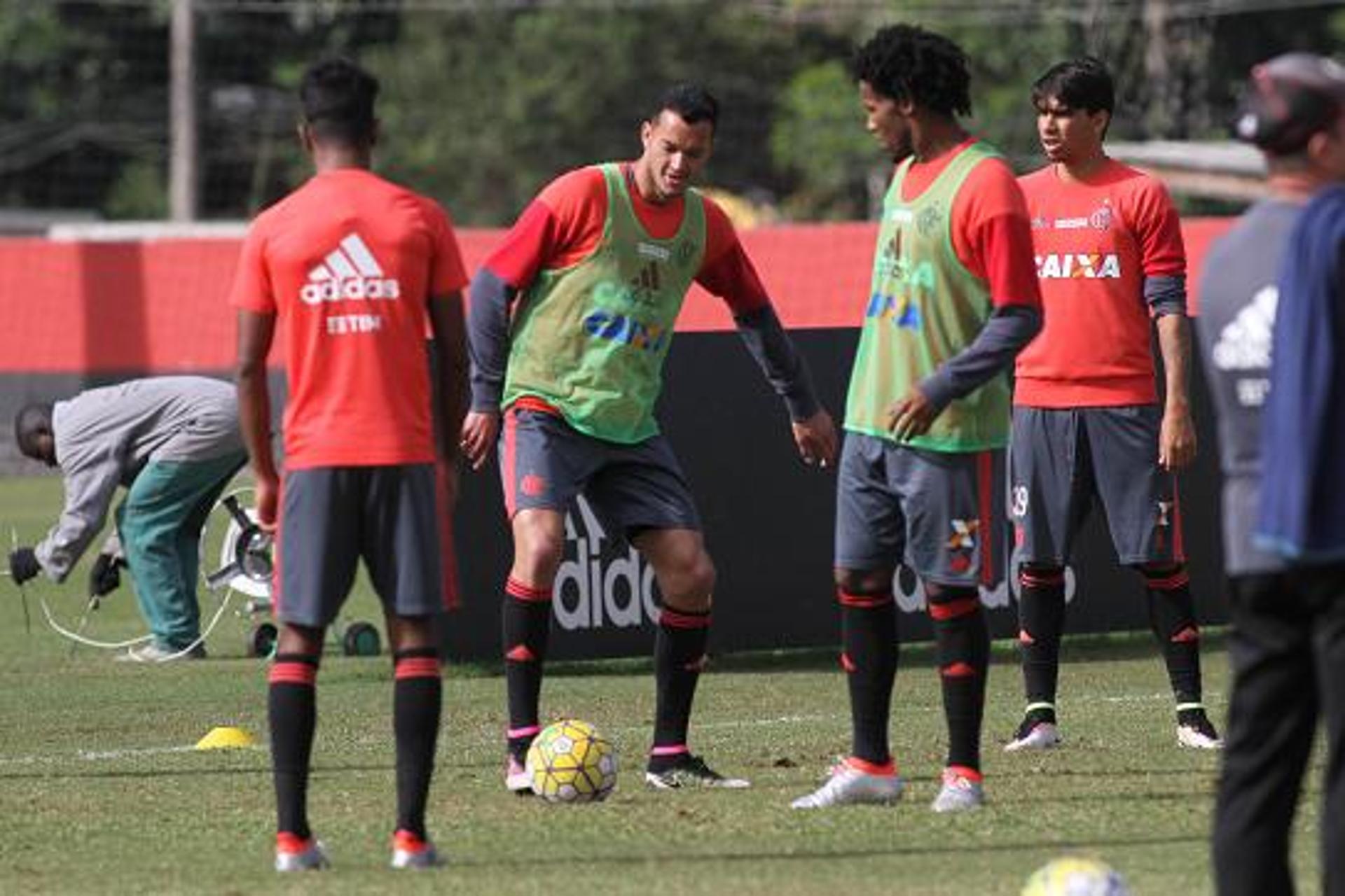 Réver e Vaz formam a atual defesa do Flamengo