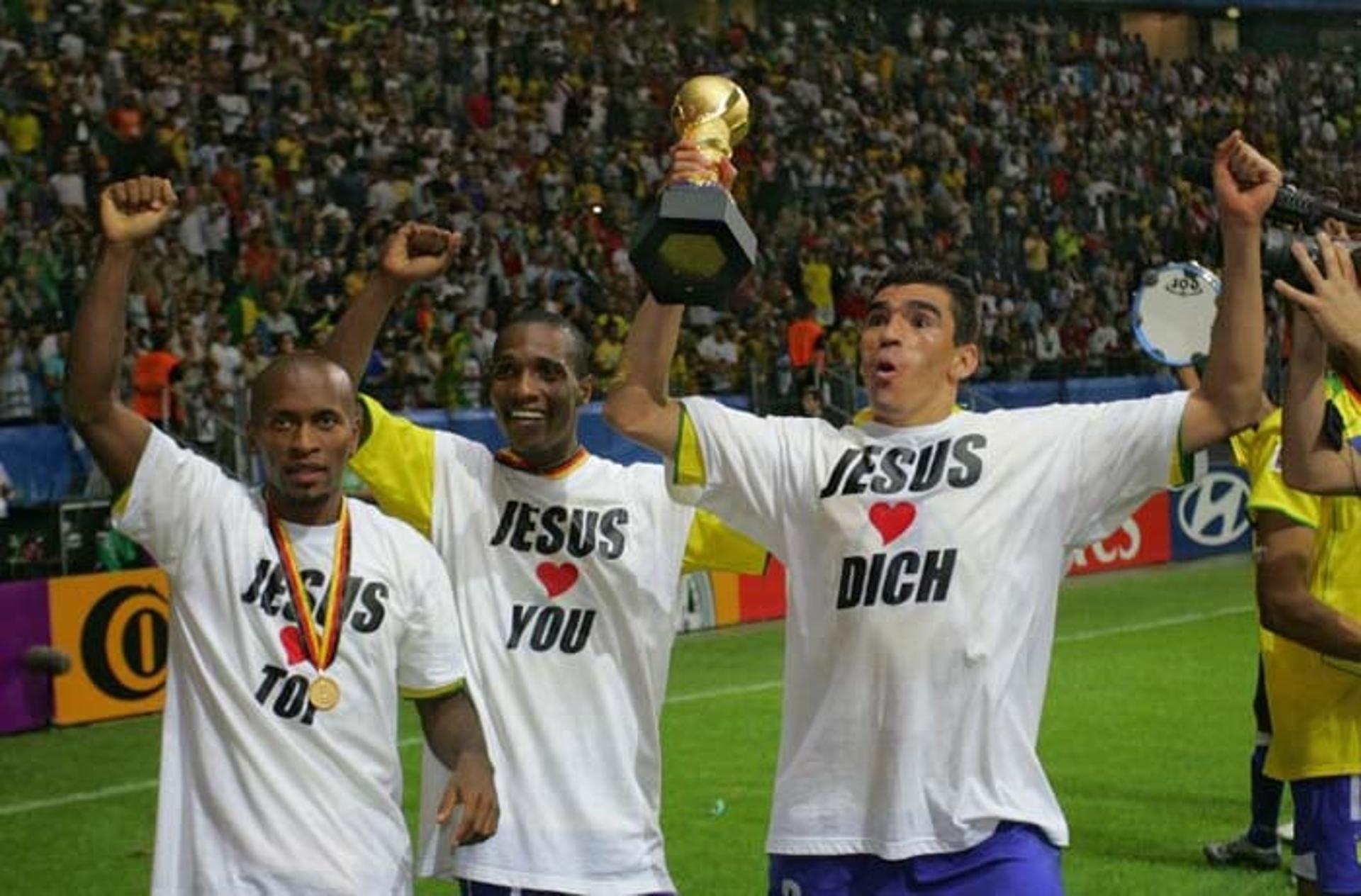 Zé Roberto comemora o título da Copa das Confederações de 2005 com a Seleção Brasileira
