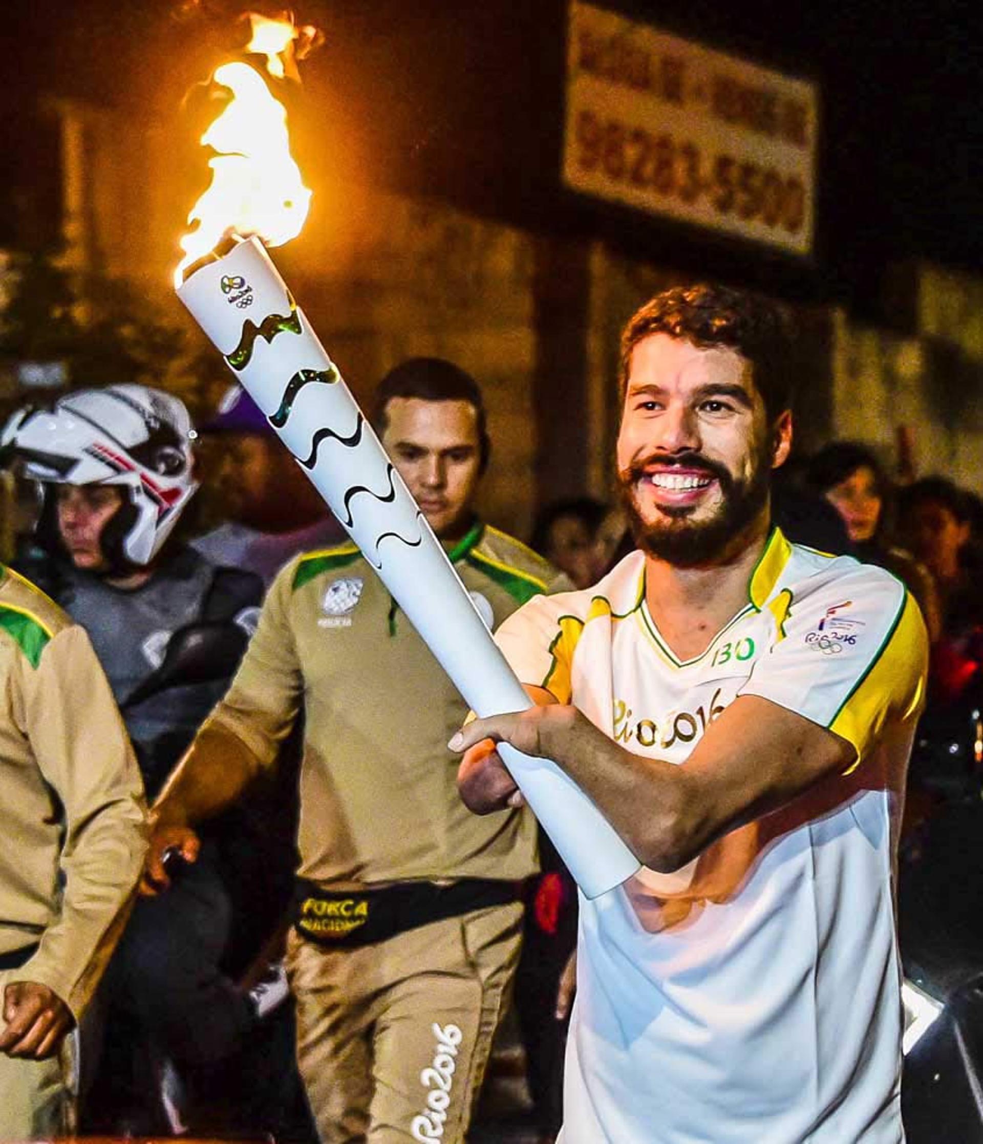 Daniel Dias Carrega a tocha olímpica (Foto: BRADESCO/Wander Roberto)