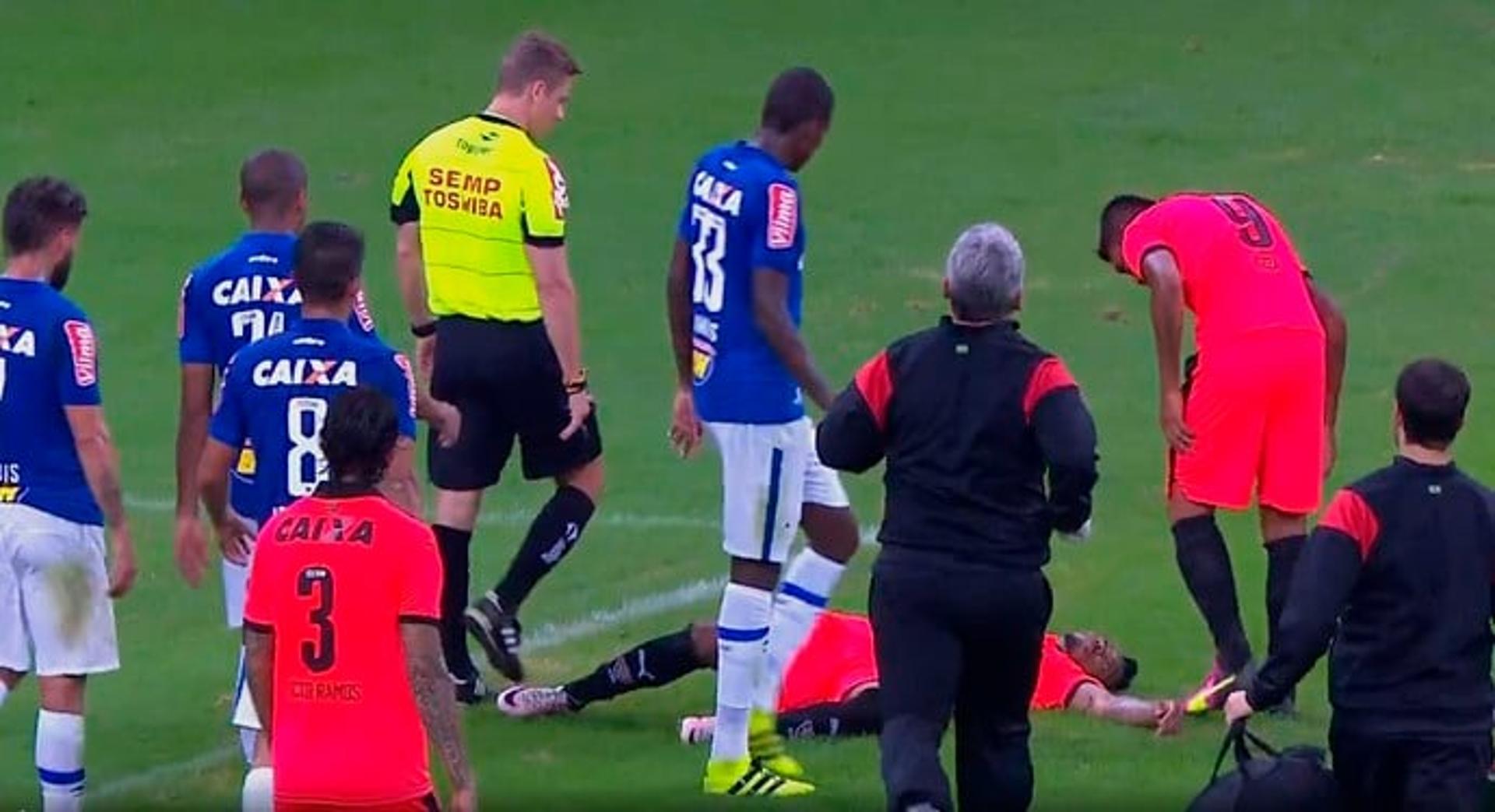 Marinho desmaiou em campo após choque com a cabeça contra o Cruzeiro, no Mineirão