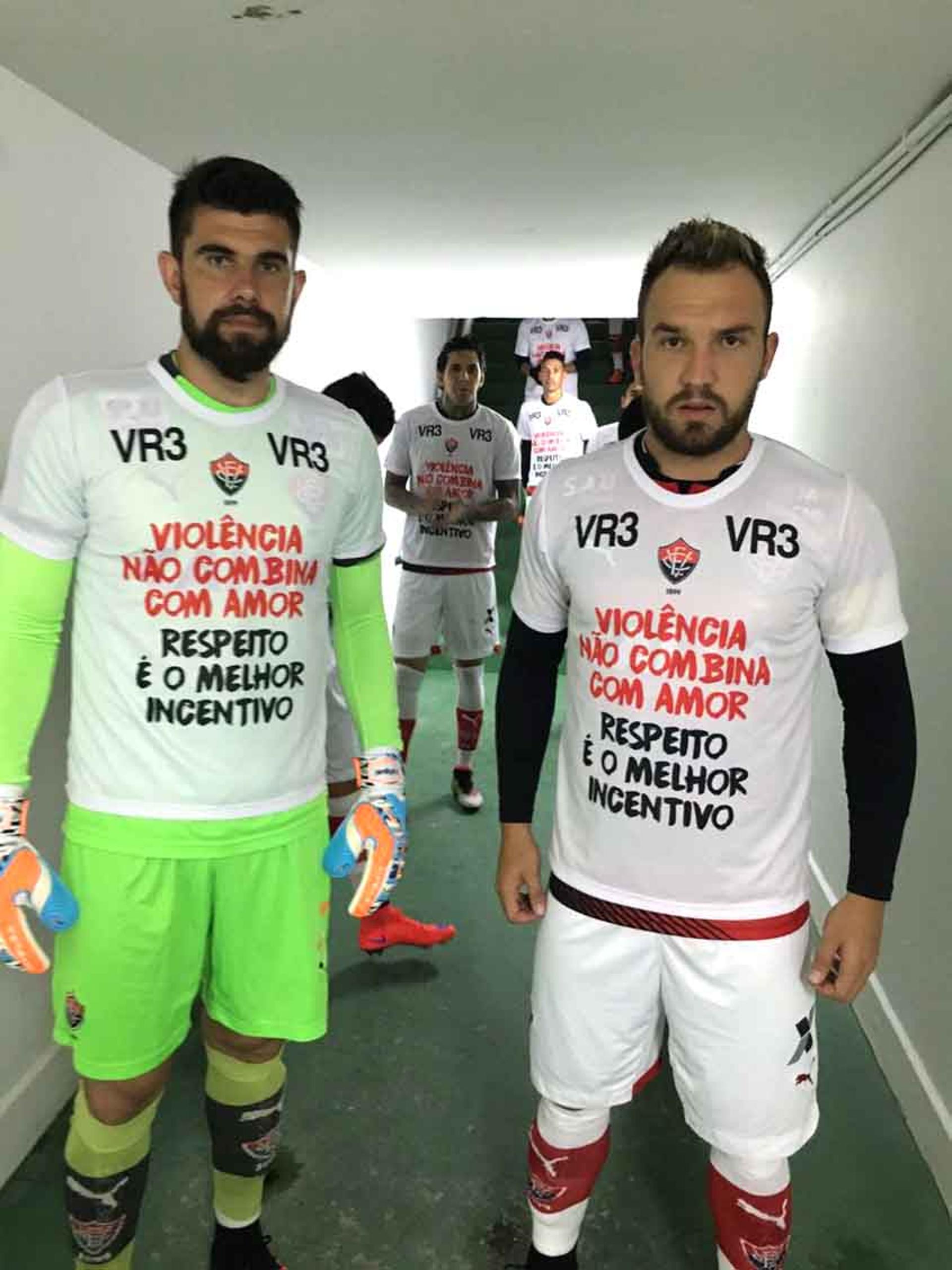 Homenageado por ser alvo de agressão de torcedores do Vitória, Victor Ramos foi expulso no revés para Figueira