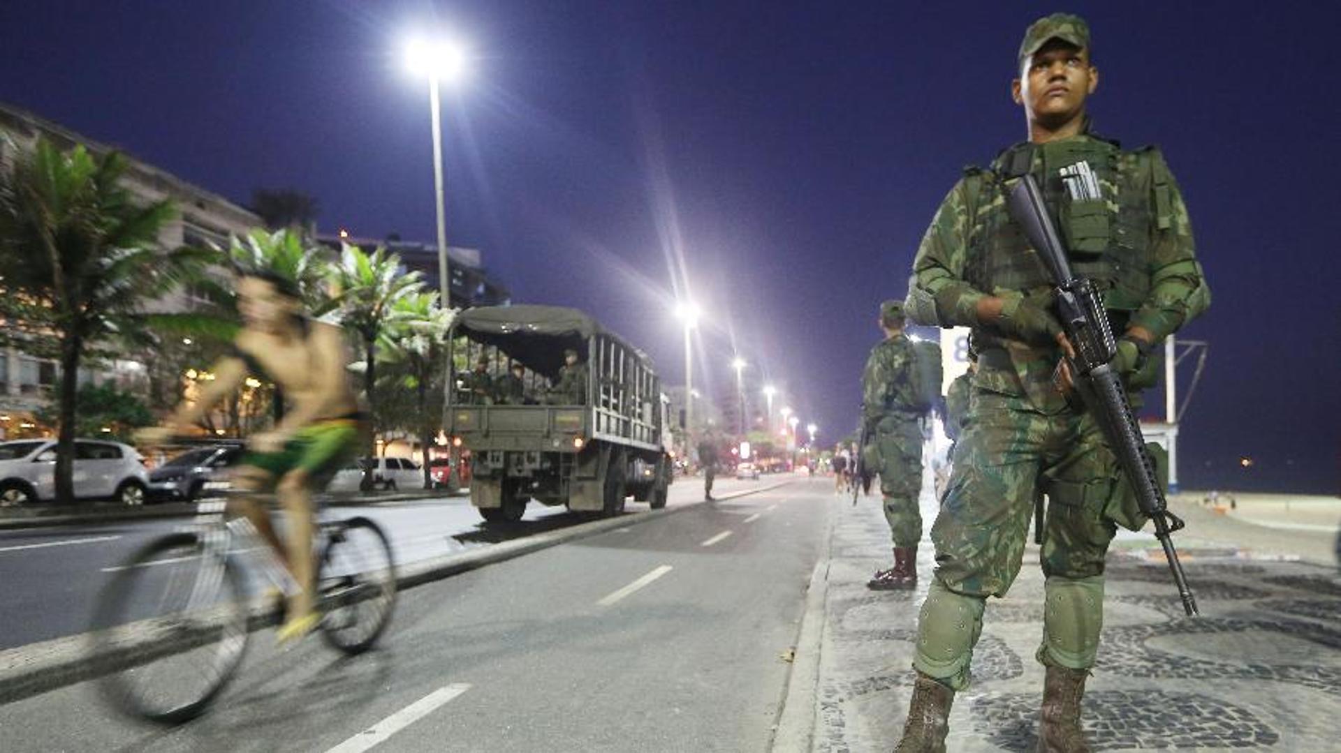 Exército faz patrulhamento na orla da praia de Copacabana (Foto: Mario Tama/Getty Images)