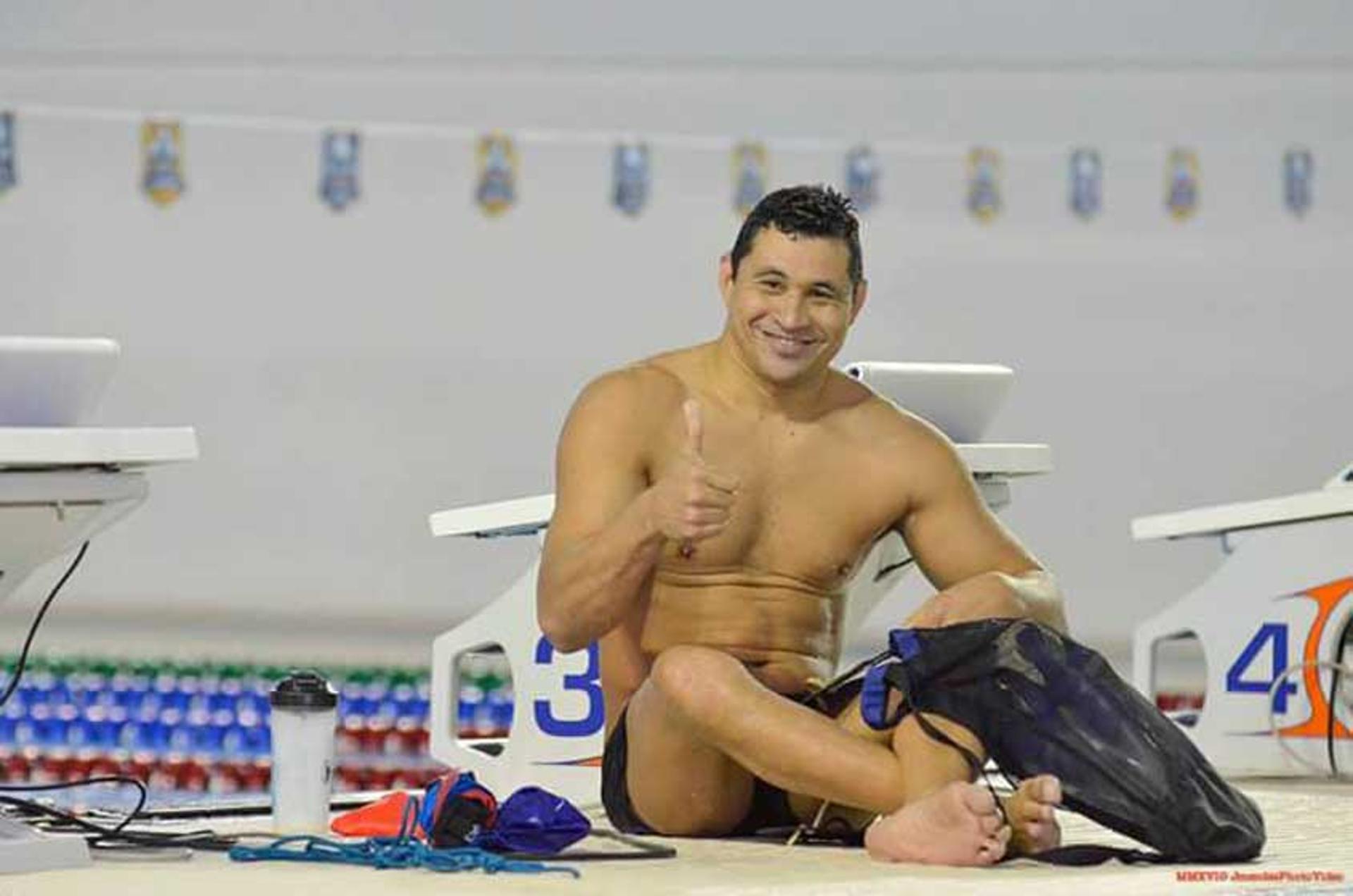 Clodoaldo Silva nada com seleção de natação