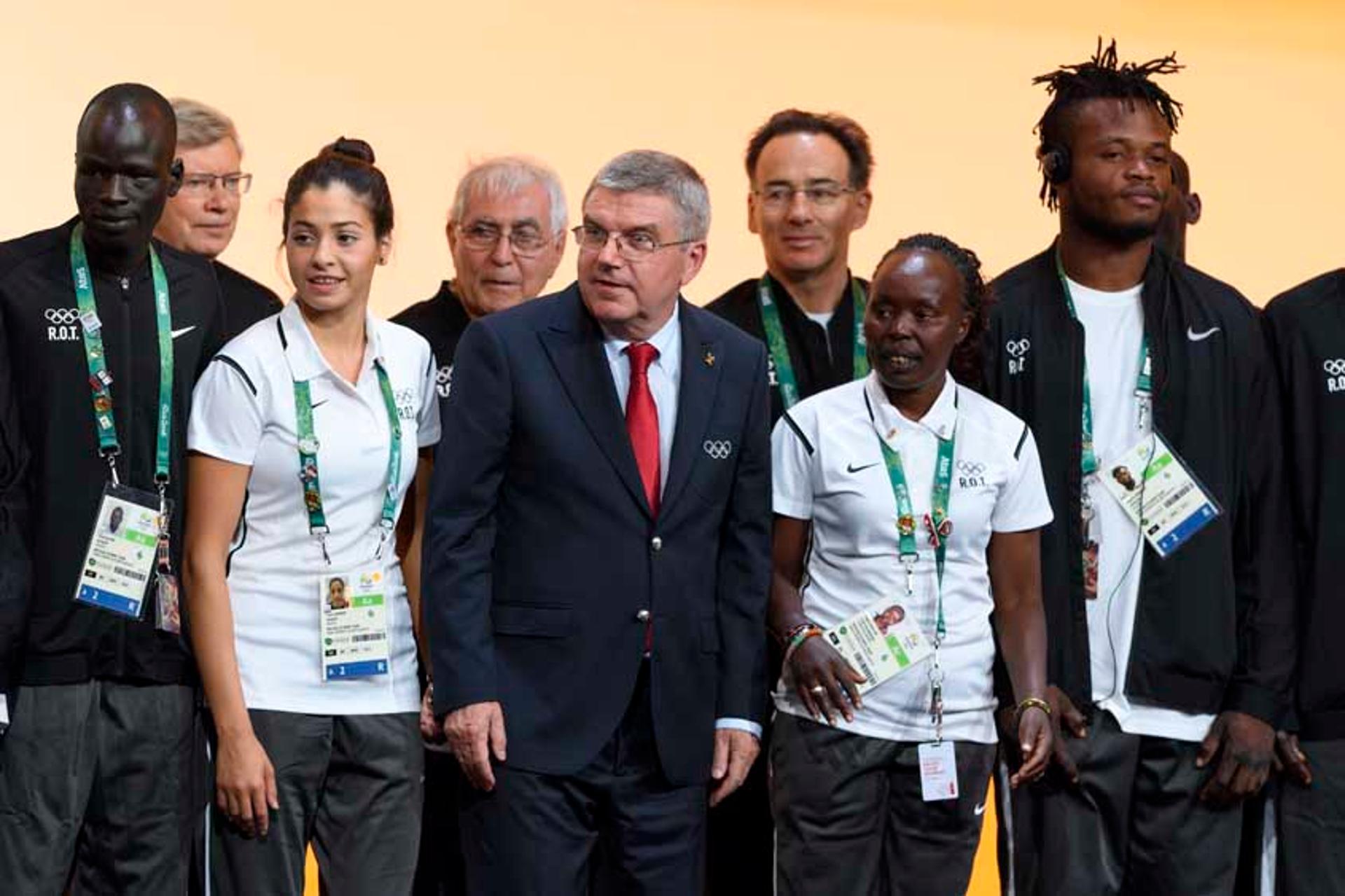 Thomas Bach presidente do COI apresentando a equipe de refugiados