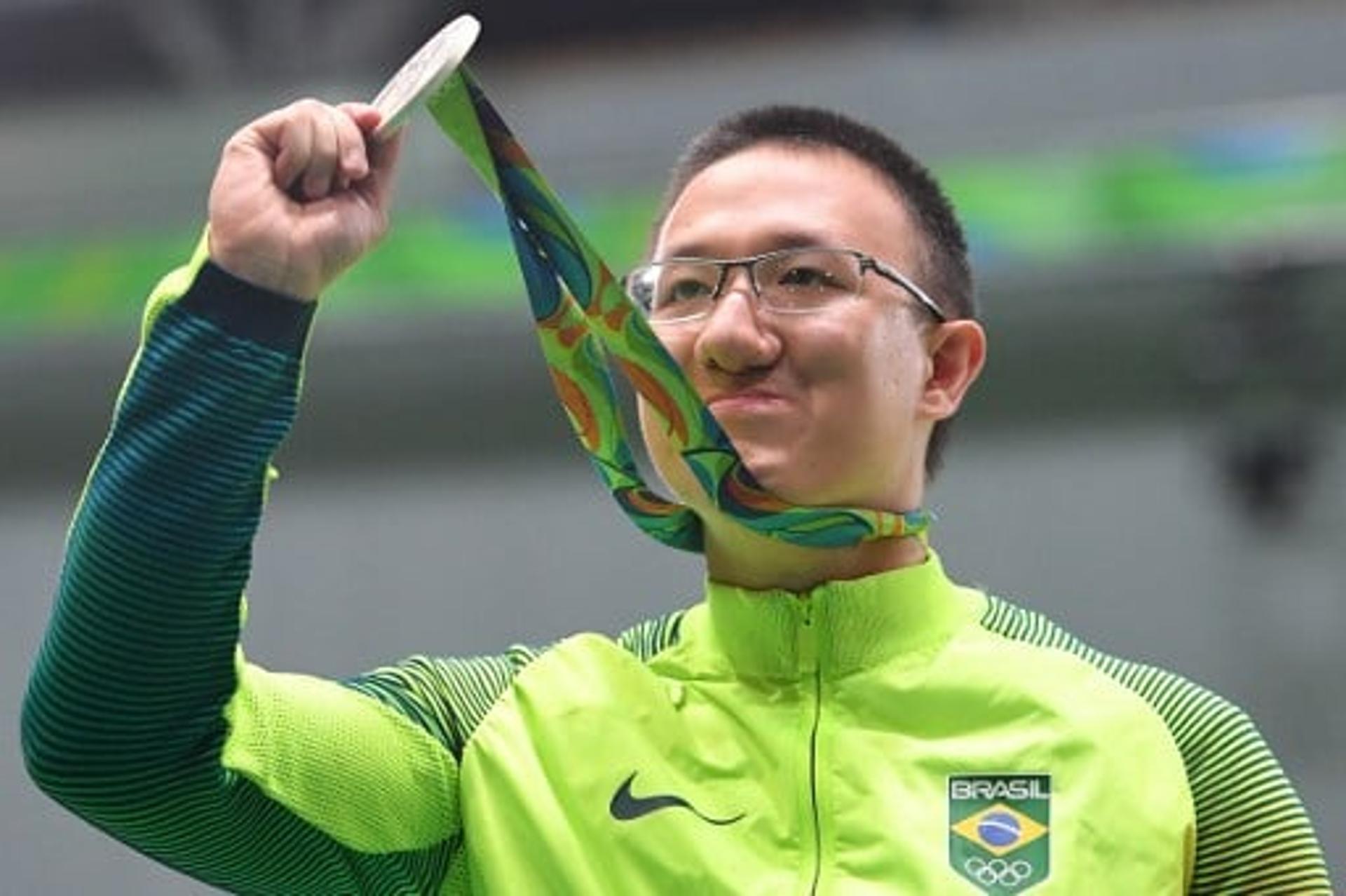 Felipe Wu mostra orgulhoso a medalha de prata no tiro. A primeira do Brasil
