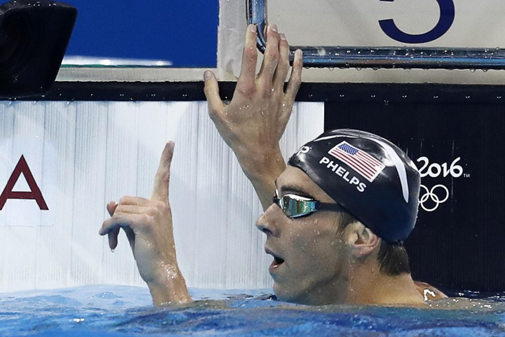 Michael Phelps faz sinal de negativo, provocando o rival Chad Le Clos, após ganhar os 200 m borboleta