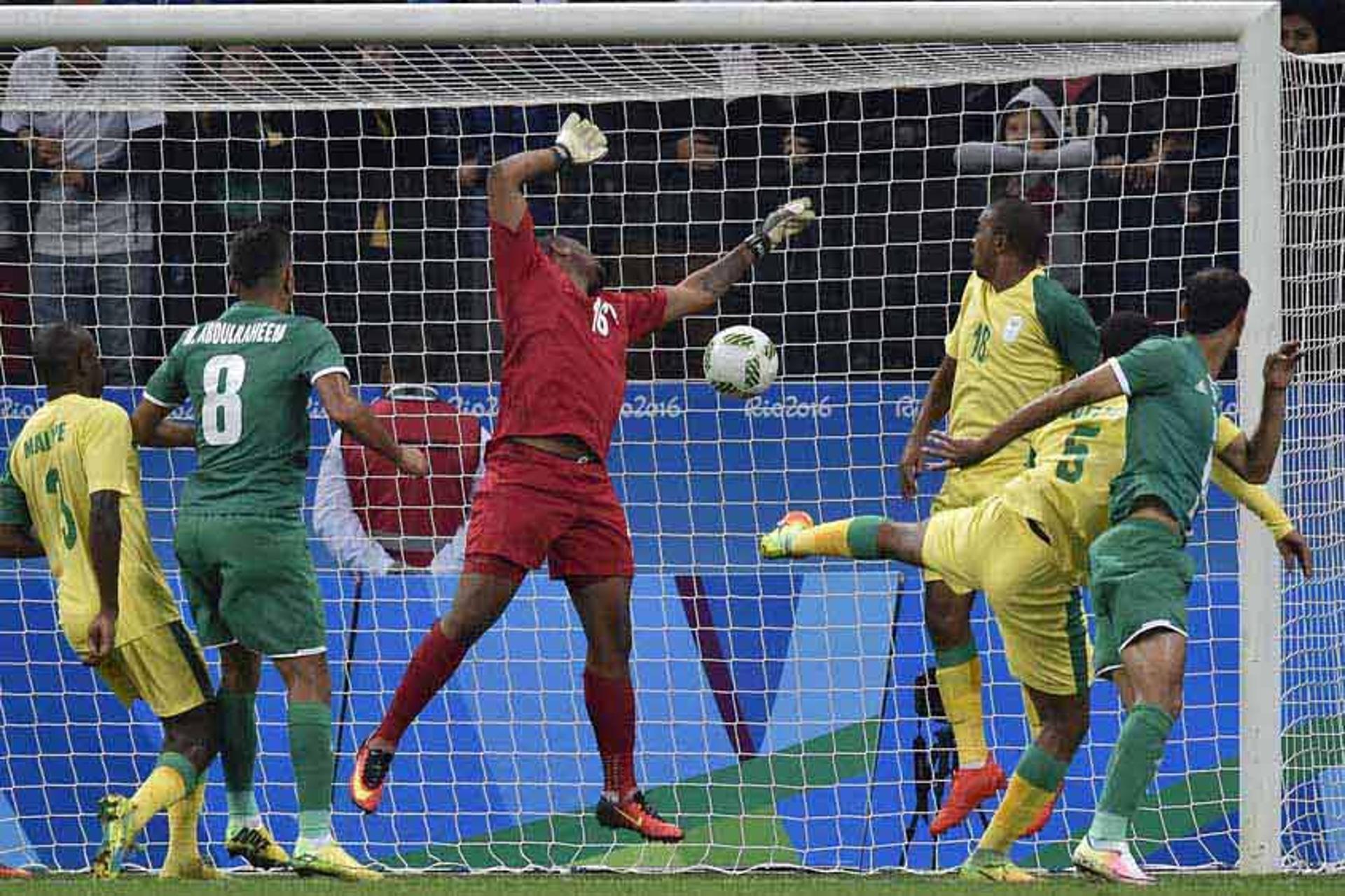 Luaibi cabeceia para marcar o gol do Iraque