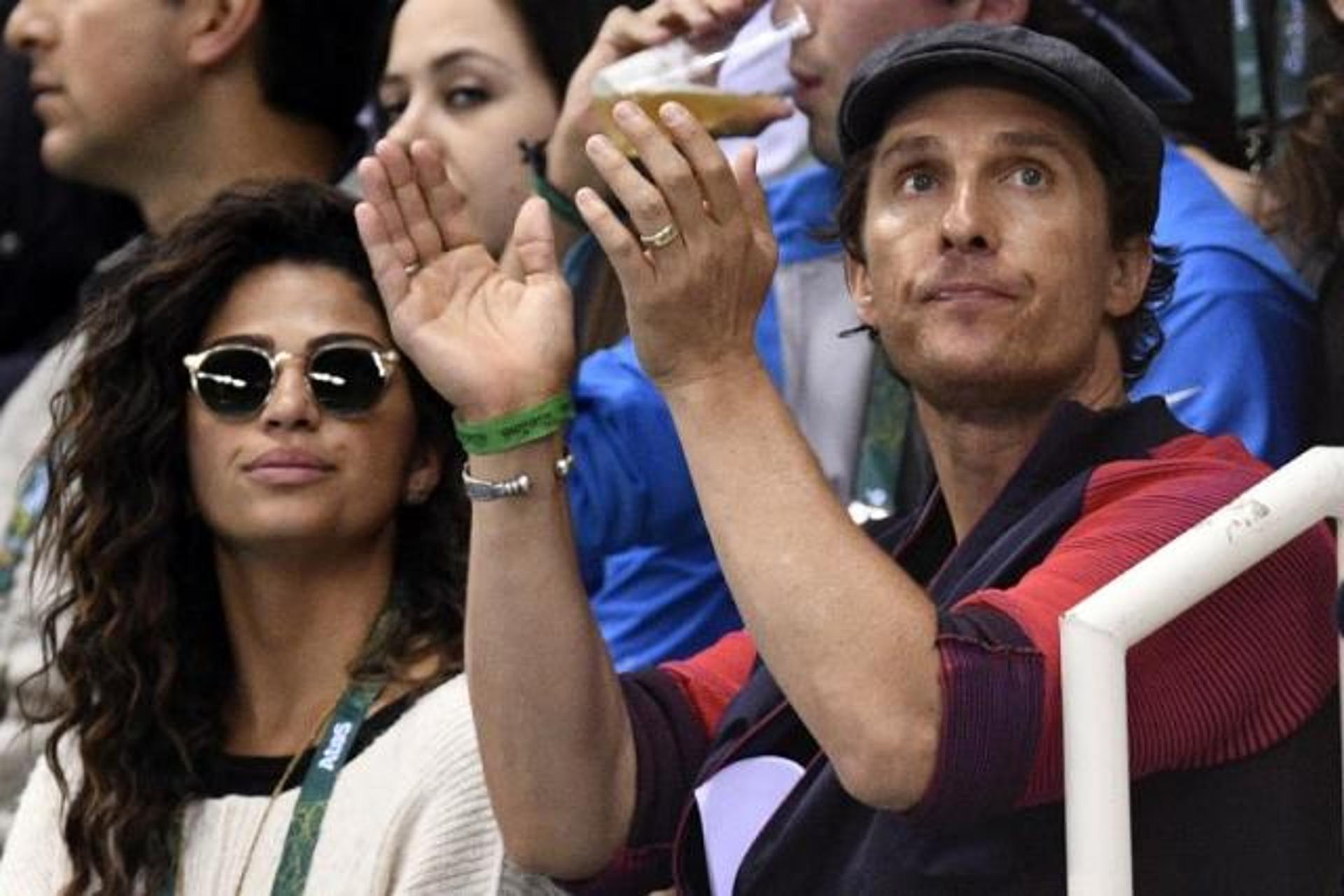 O ator Matthew McConaughey&nbsp;e sua esposa brasileira Camila Alves acompanham natação no Rio de Janeiro