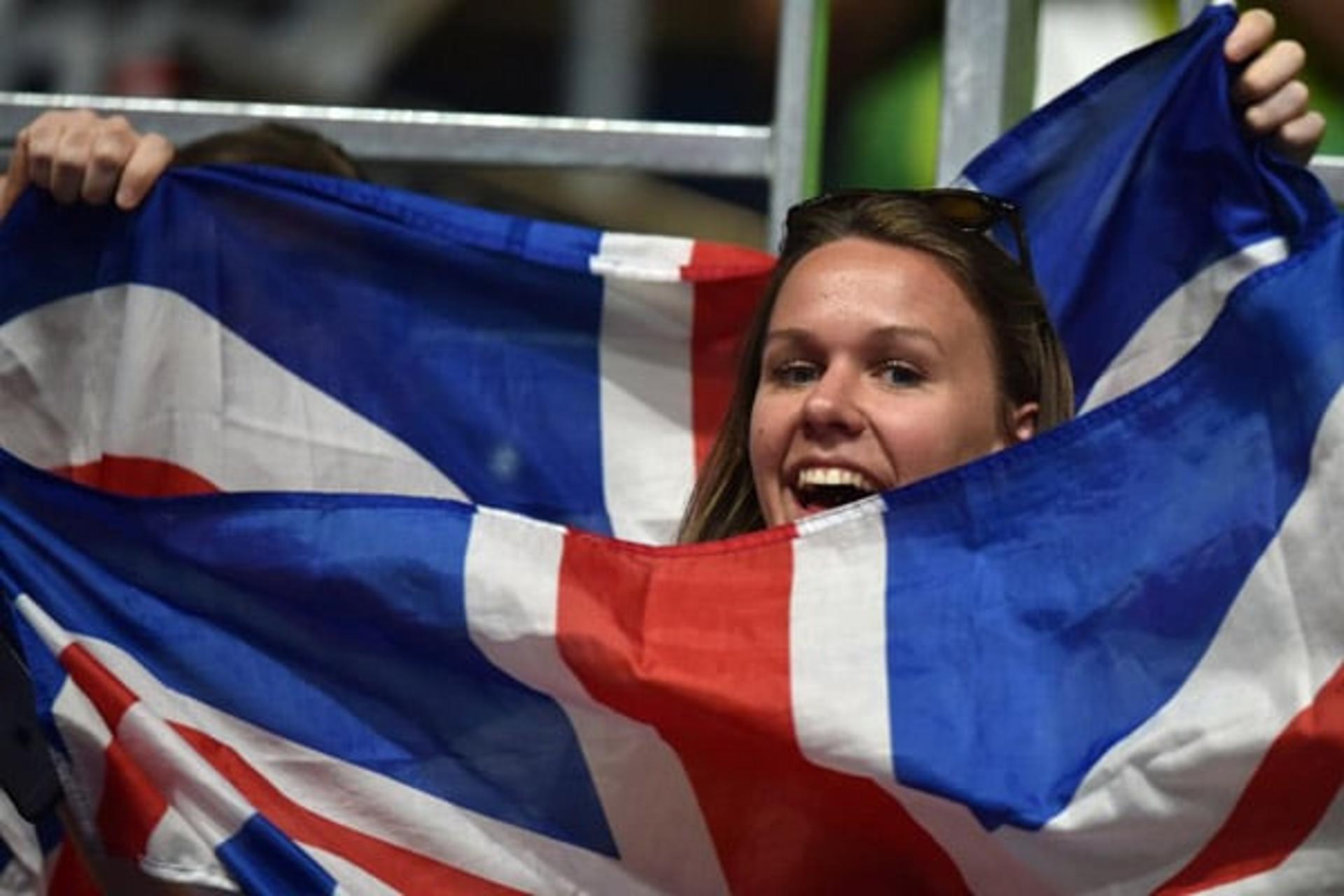 Torcedora britânica agita a bandeira de seu país durante luta de boxe
