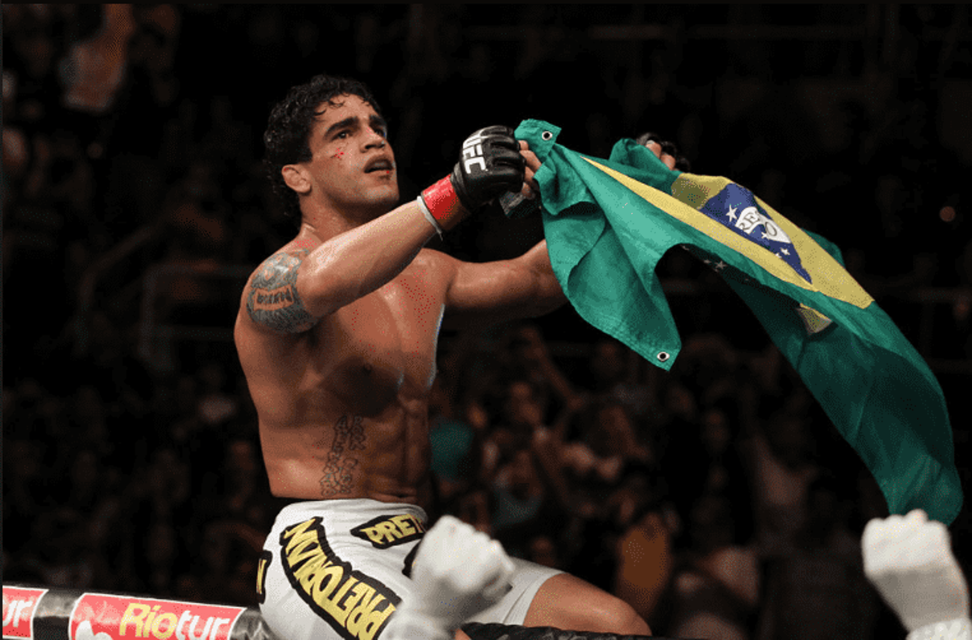 Thiago Tavares ergue bandeira brasileira após vitória