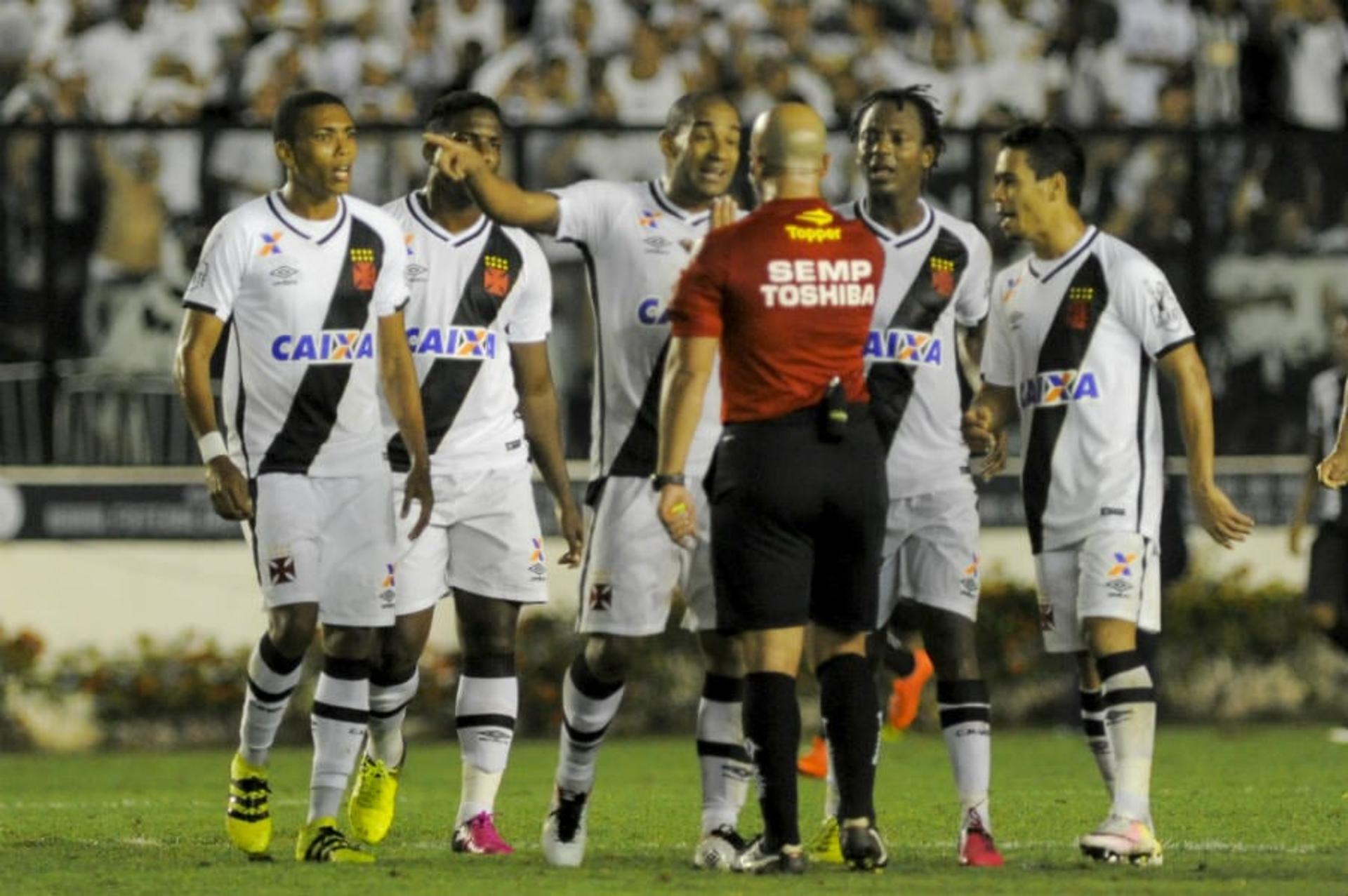 Jogadores do Vasco reclamam com Jean Pierre Gonçalves Lima - Vasco x Santos