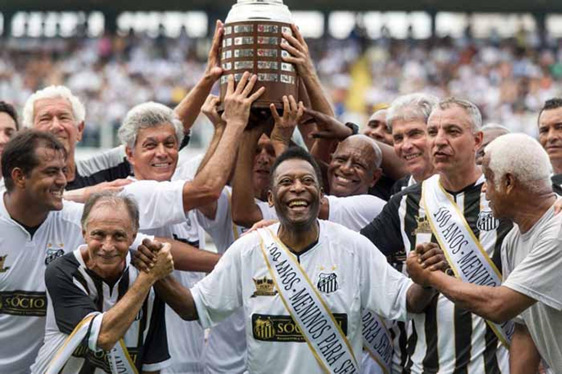 Pelé comemora com seus antigos parceiros o 100º aniversário do Santos, em 2012&nbsp;