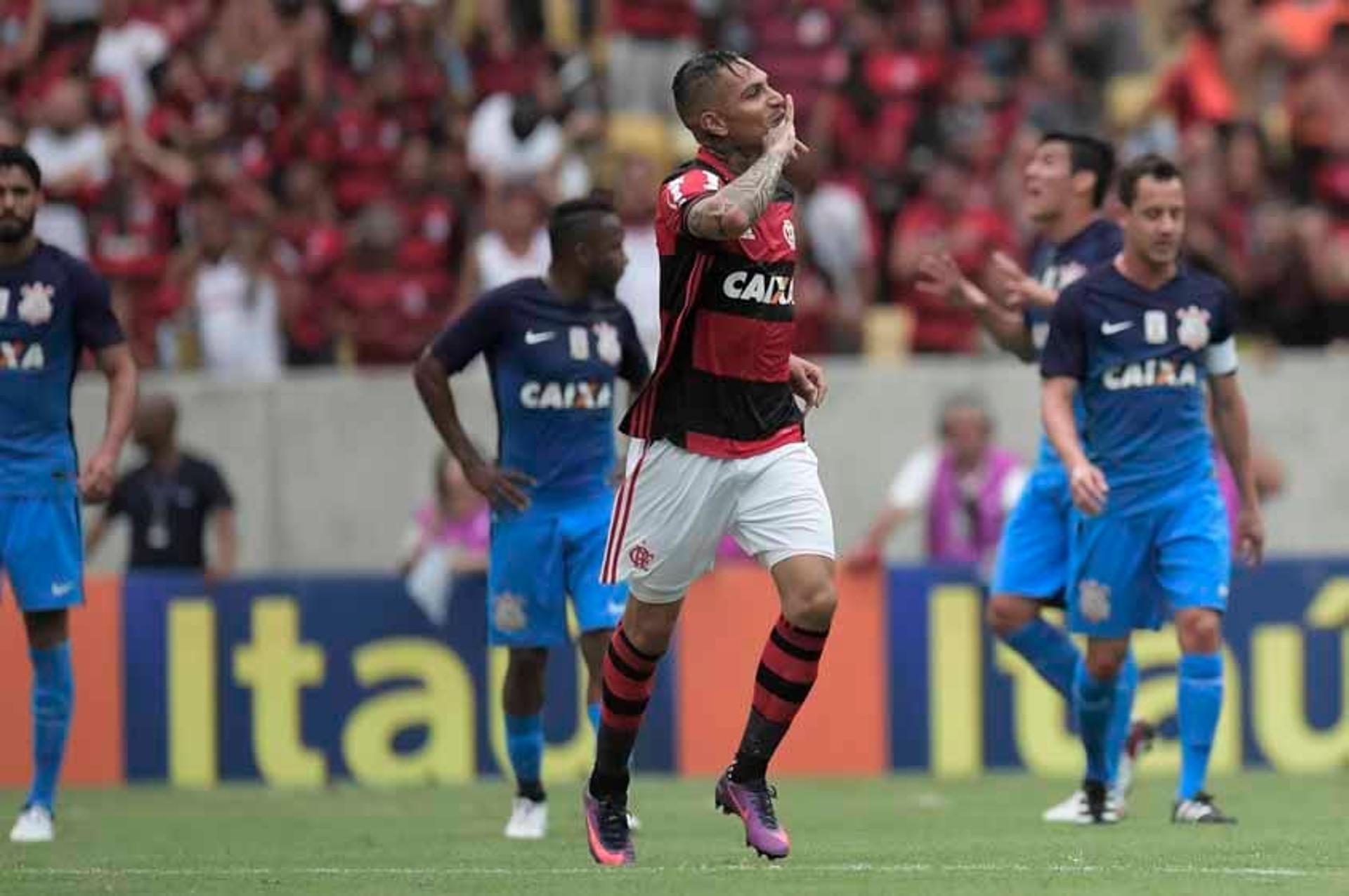 Guerrero fez os gols do Flamengo neste domingo