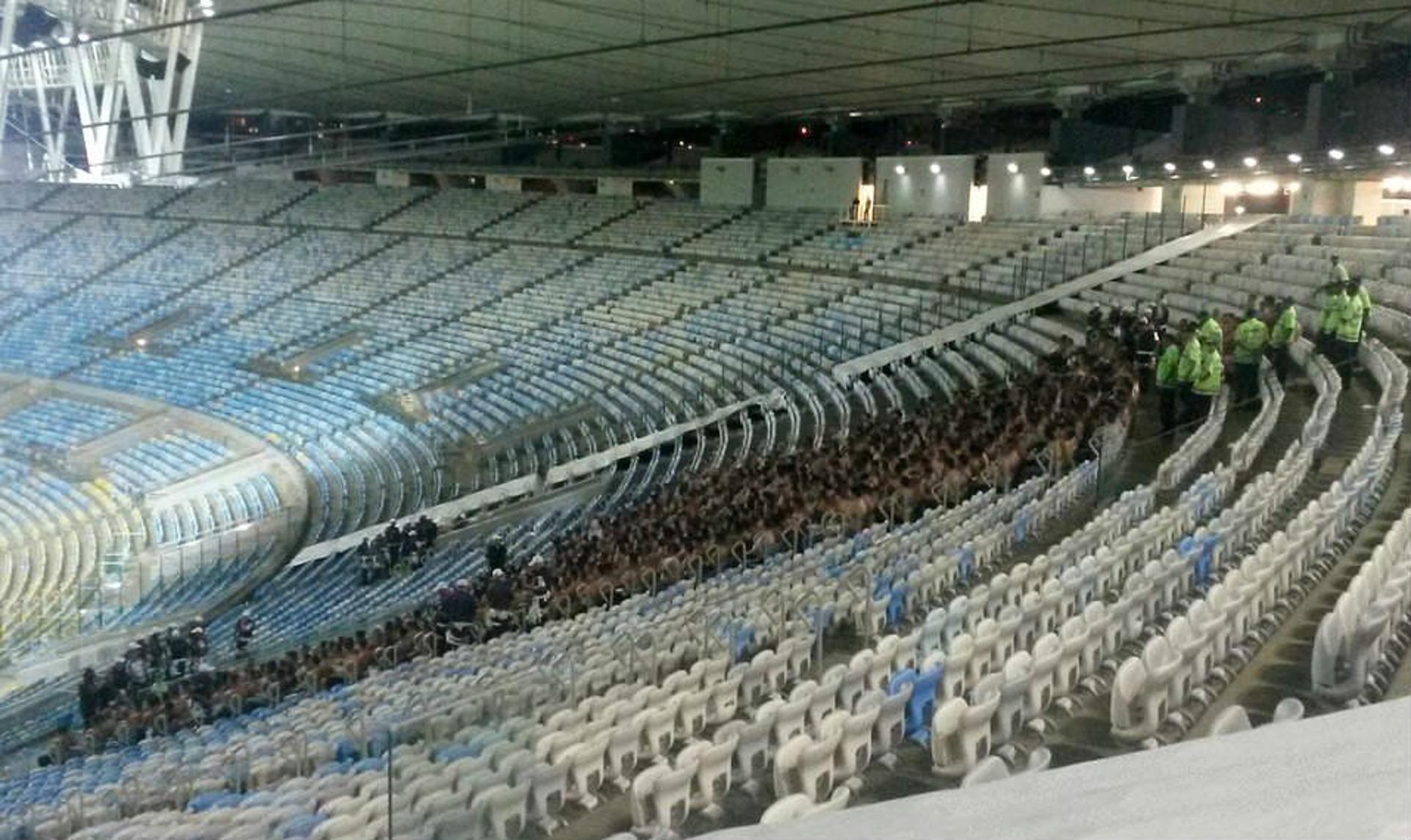 Torcedores do Corinthians retidos no Maracanã (Foto: Igor Siqueira)