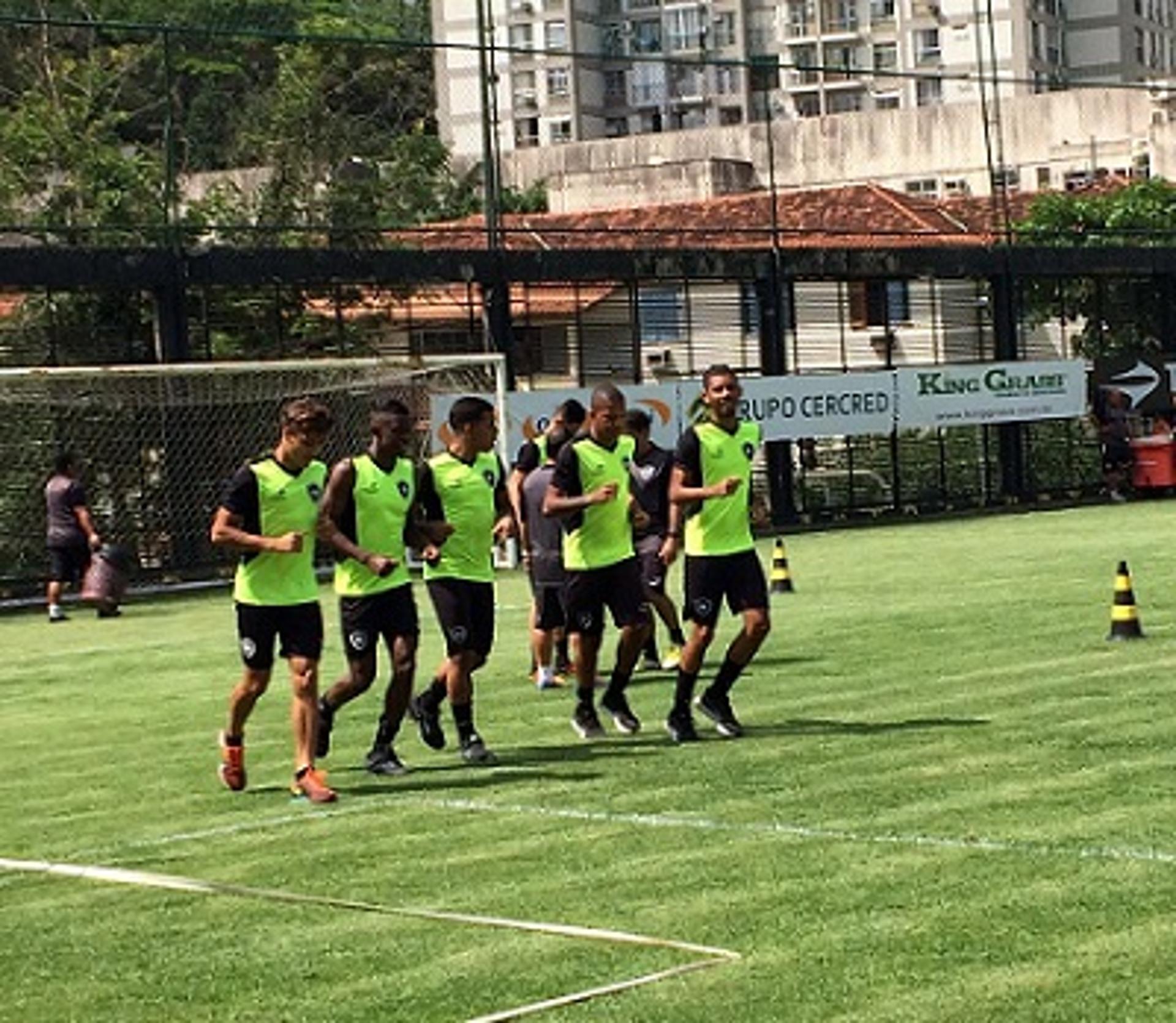 Base do Botafogo treina com elenco profissional em General Severiano