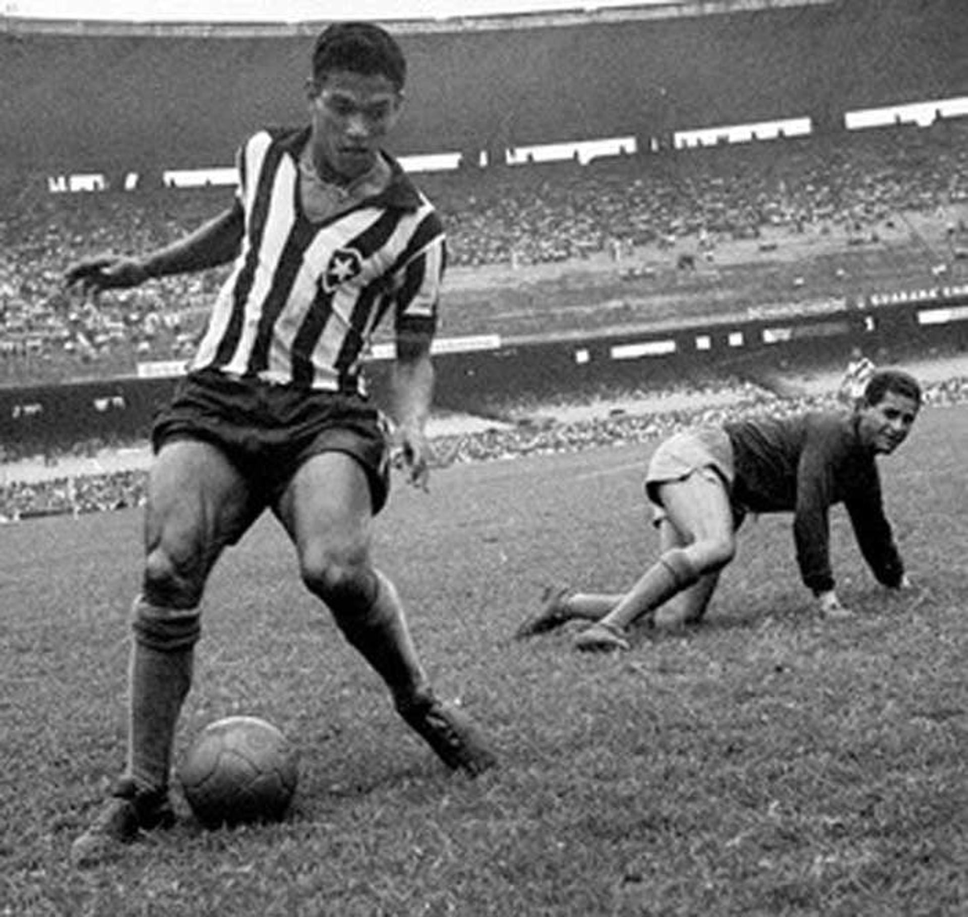 Garrincha iniciou sua carreira no Botafogo, e ficou notabilizado por seus dribles, gols e por chamar cada adversário de 'João'