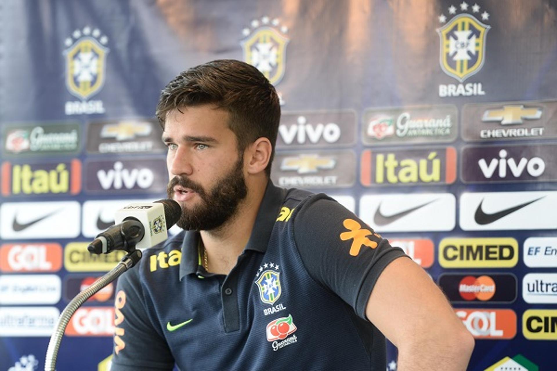 Alisson em entrevista coletiva na Seleção Brasileira