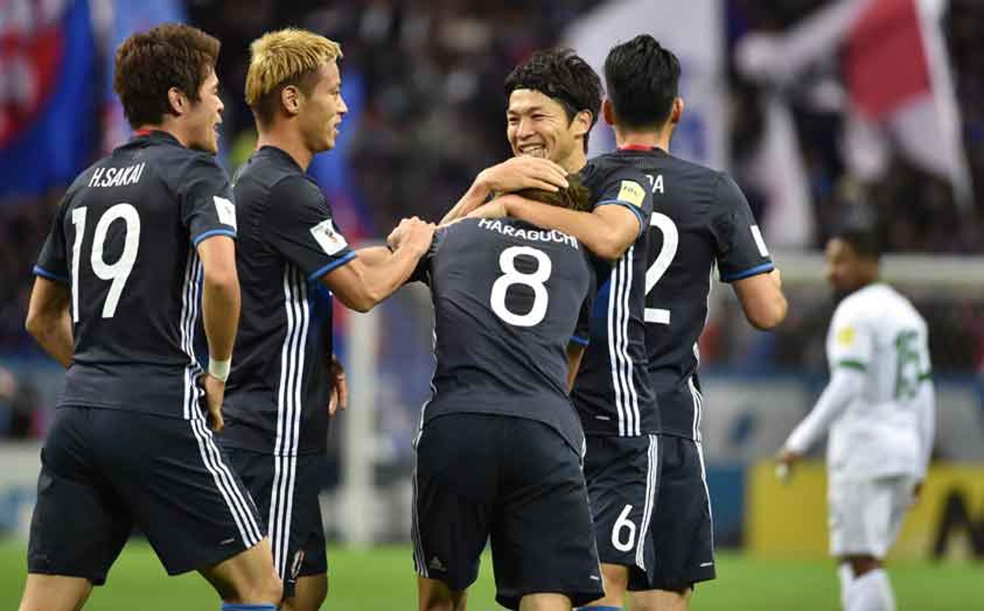 Jogadores comemoram gol de Haraguchi - Japão x Arábia Saudita