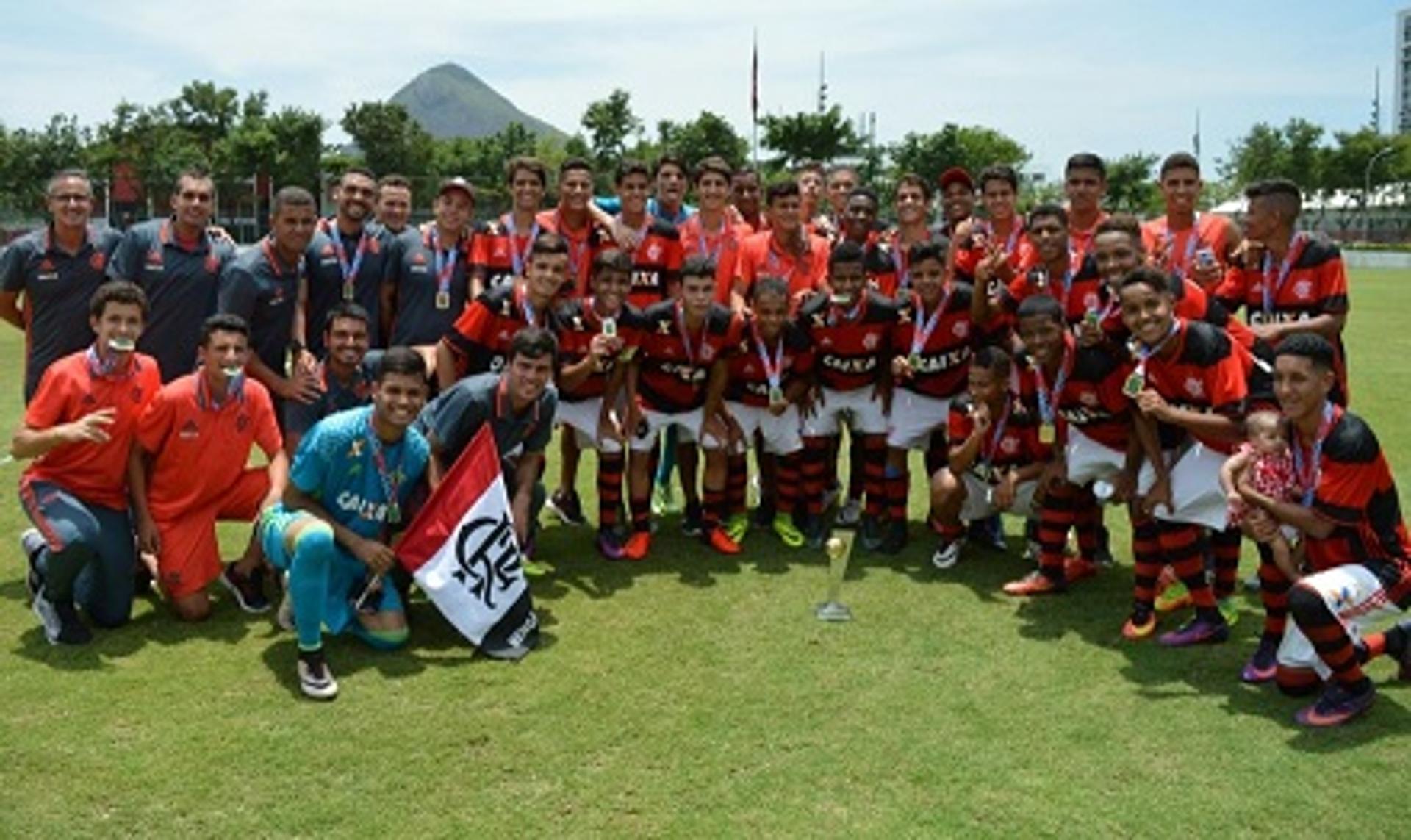 Jovens do Flamengo vibram com conquista (Marcos Faria/Divulgação)
