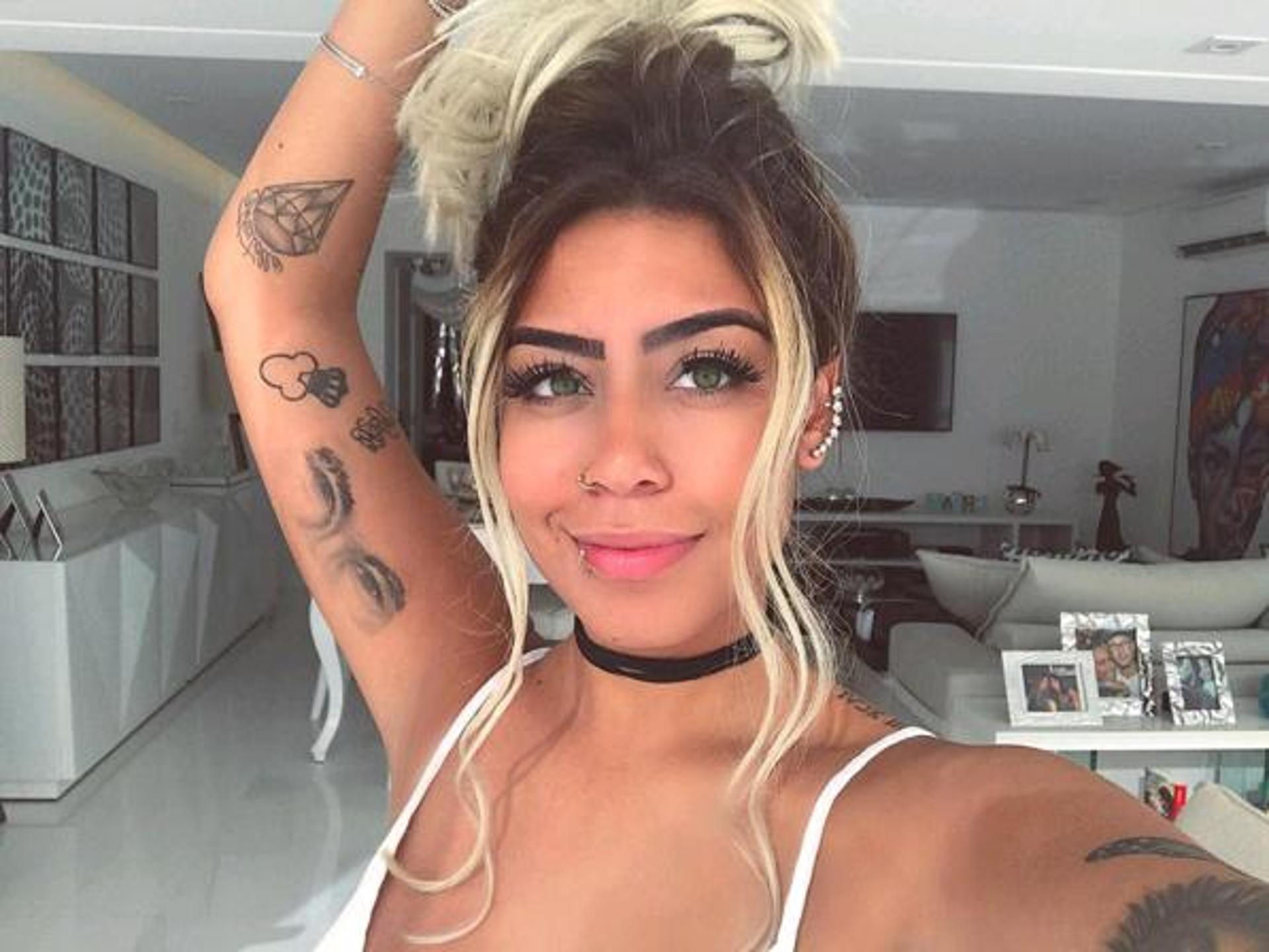 Rafaella, irmã de Neymar, tatua os olhos do jogador