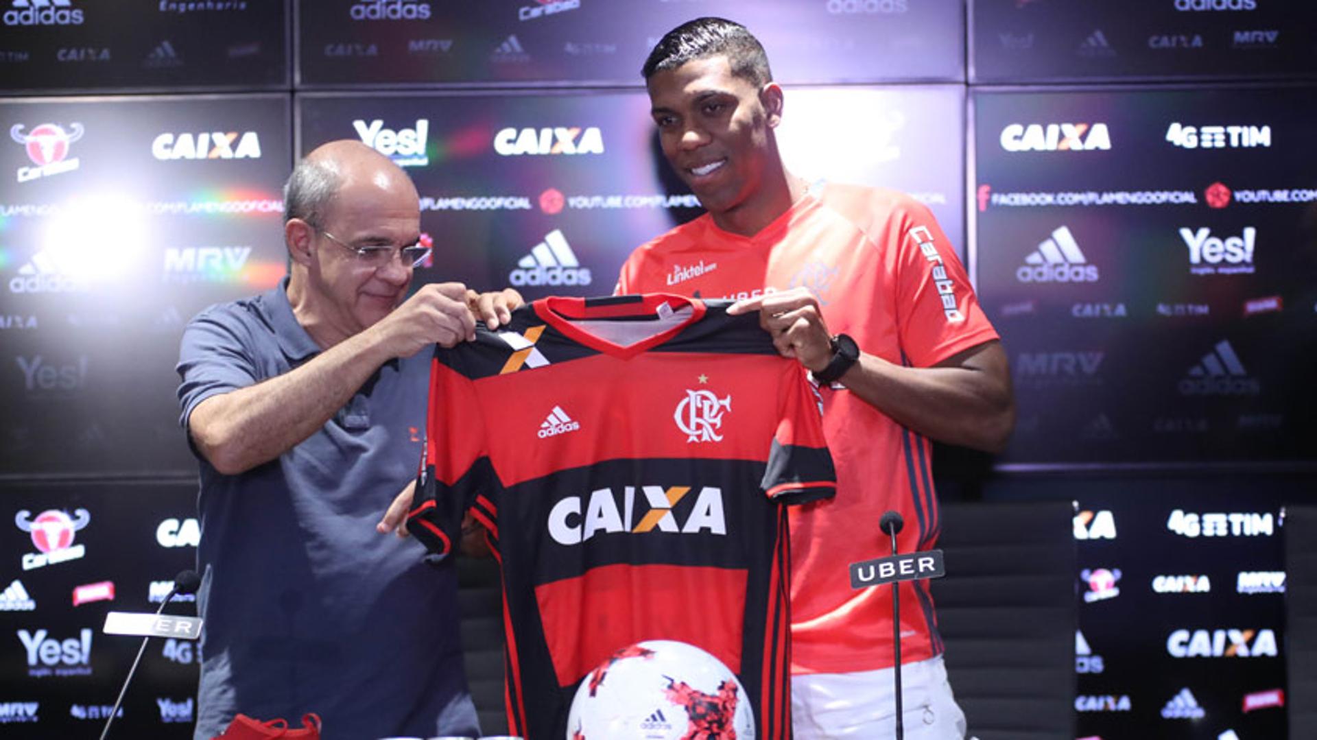 Veja fotos da chegada de Berrío ao Flamengo