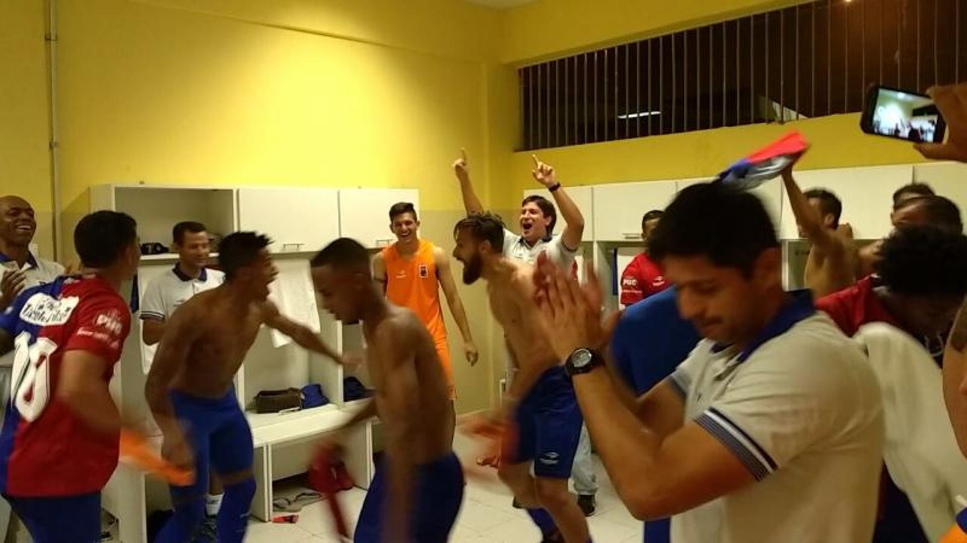 Jogadores do Paraná fazem ao estilo da Chape após a classificação com gol nos minutos finais