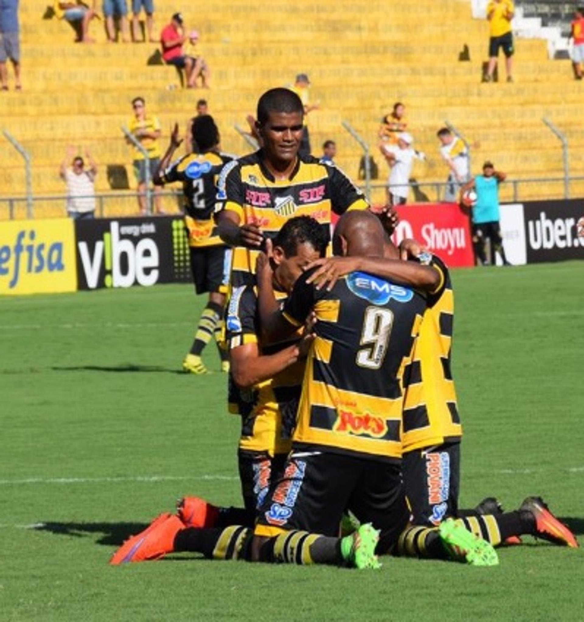 Jogadores do Novorizontino comemoram gol em jogo válido pelo Paulista (Foto: Jonatan Dutra / Divulgação / Site Oficial Novorizontino)