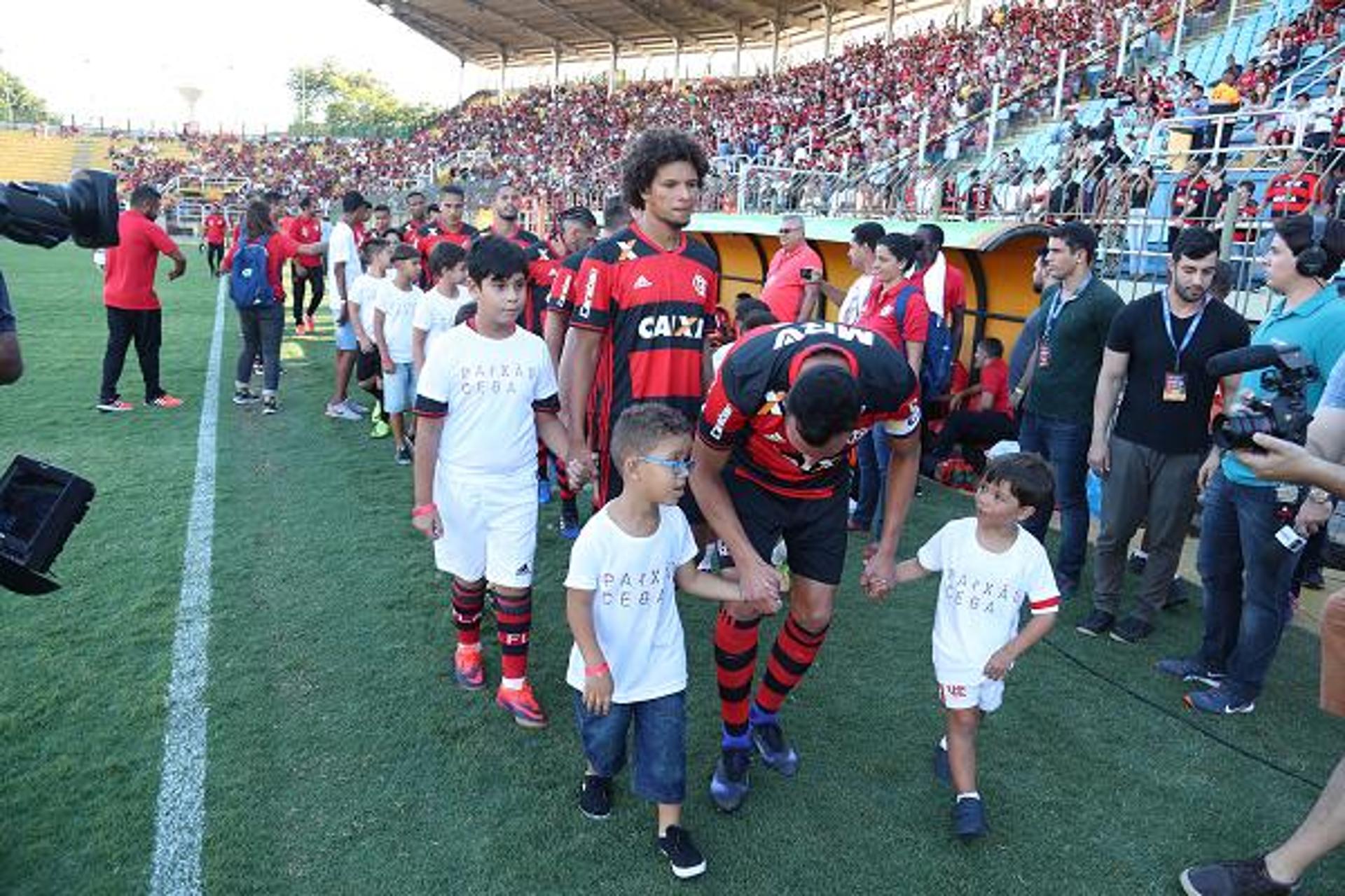 Jogadores do Flamengo entraram em campo com crianças portadoras de deficiência visual