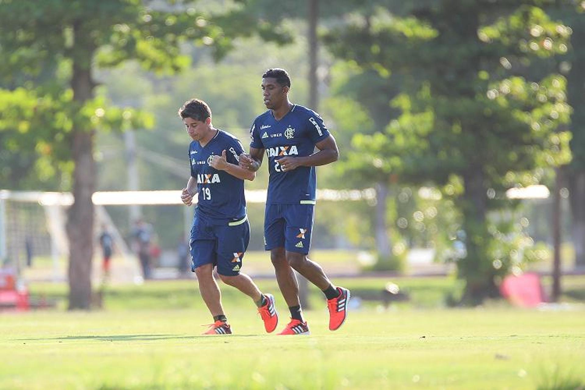 Conca e Berrío em treino do Flamengo