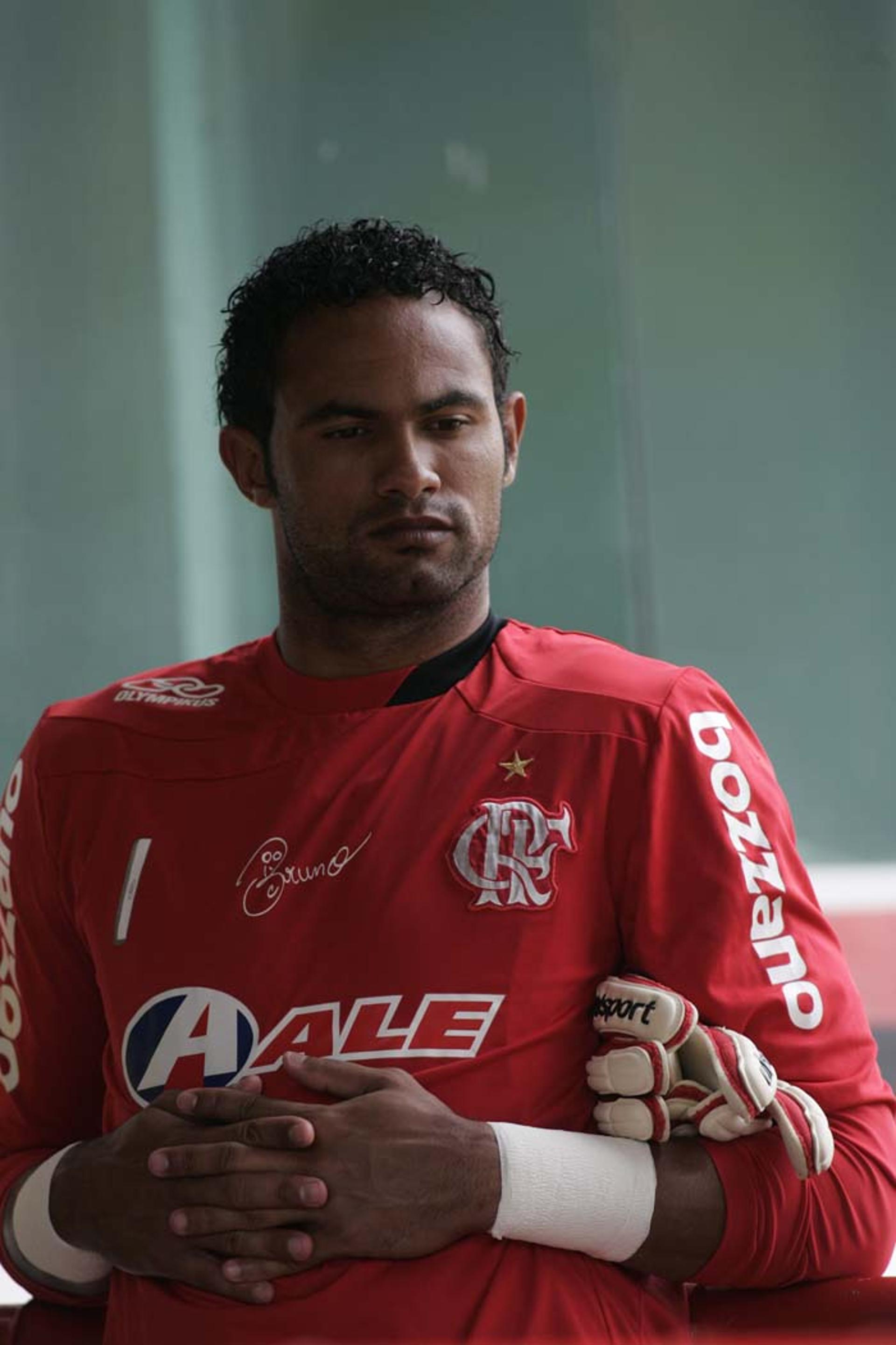 No gol, Bruno, condenado a 22 anos de prisão pelo assassinato de Eliza Samúdio em 2010. O goleiro saiu da cadeia em 2017 e chegou a atuar pelo Boa Esporte, mas logo depois foi mandado de volta à prisão.