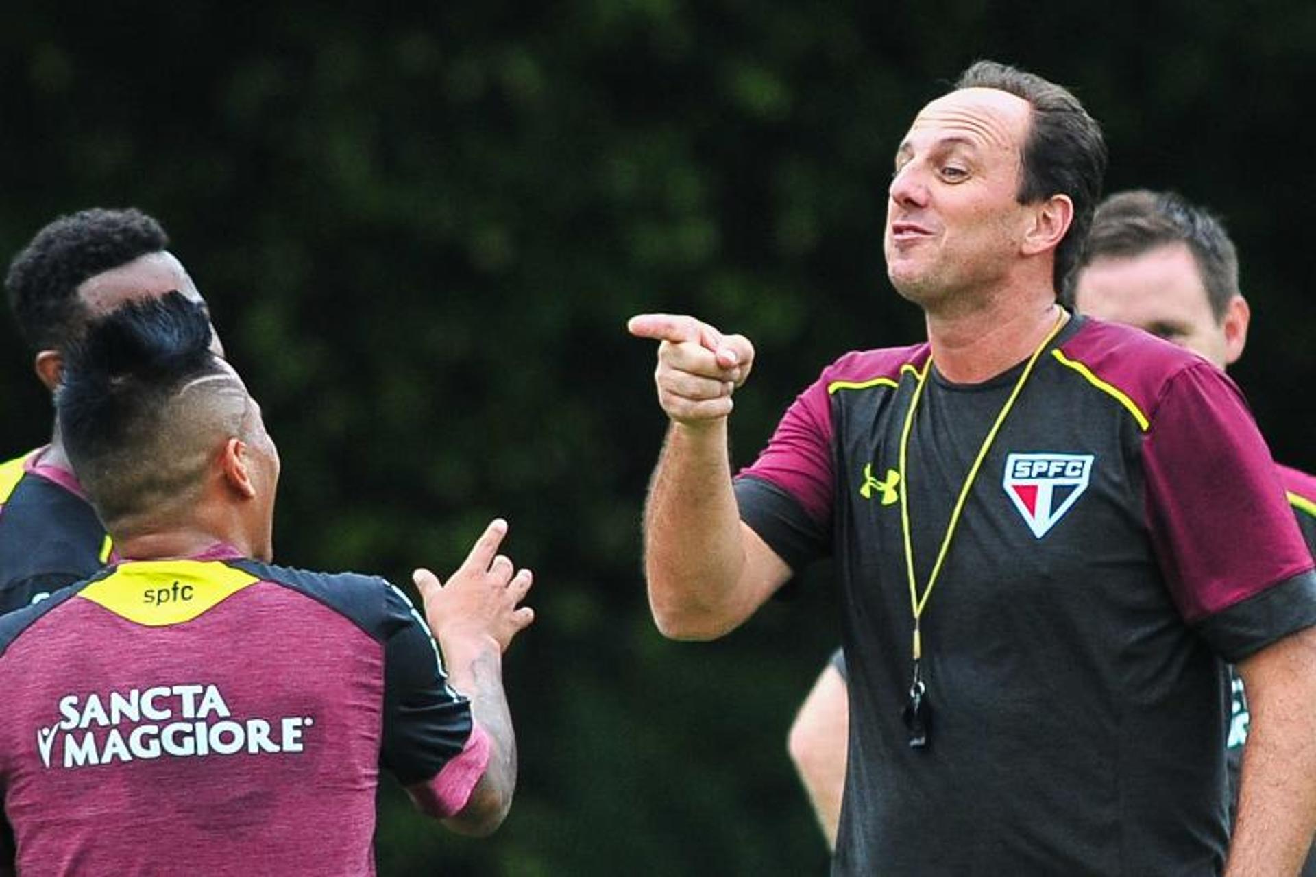 Rogério Ceni brinca em treino: treinador espera contar com reforço