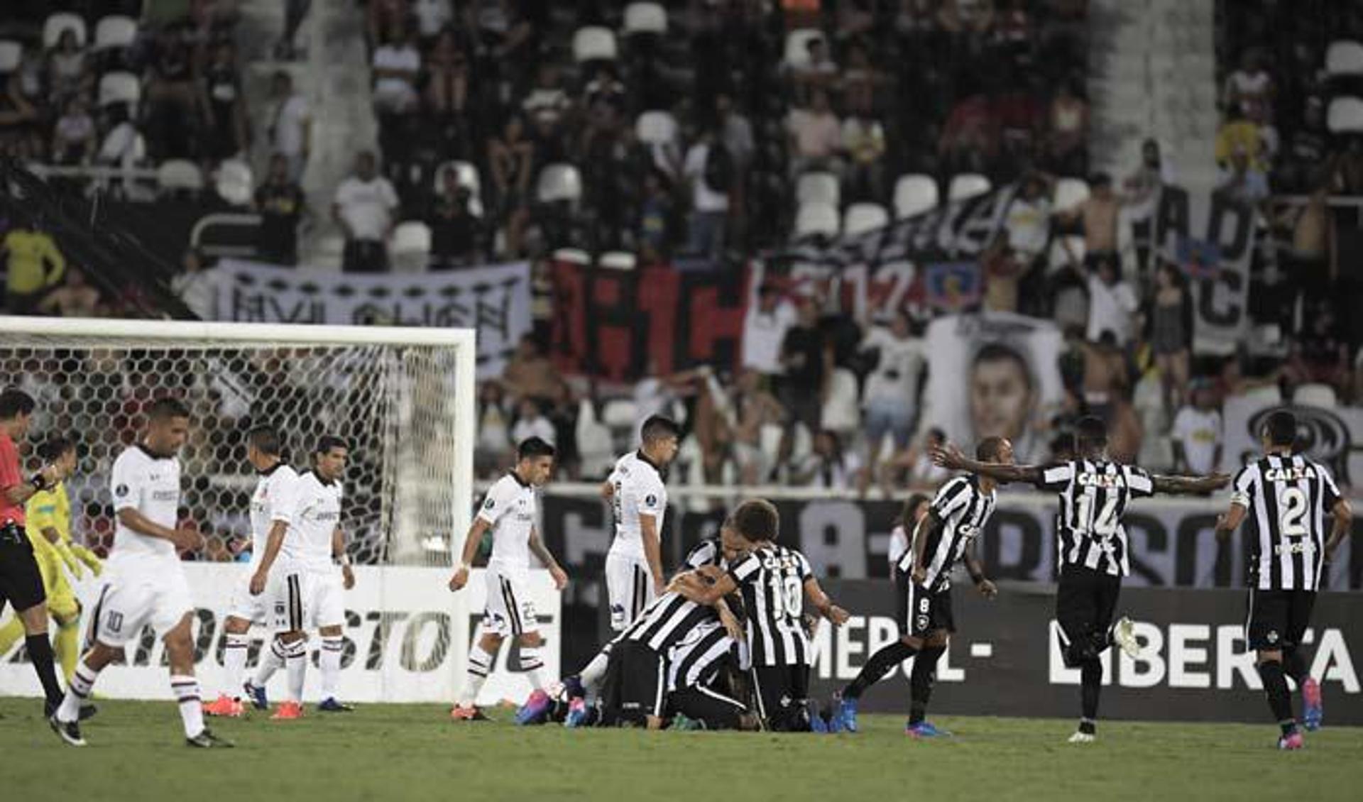 O Botafogo começou o ano pressionando por ter que disputar a pré-Libertadores. No primeiro mata-mata venceu o Colo-Colo em casa por 2 a 1 e garantiu empate por 1 a 1 no Chile, graças a um gol de Rodrigo Pimpão