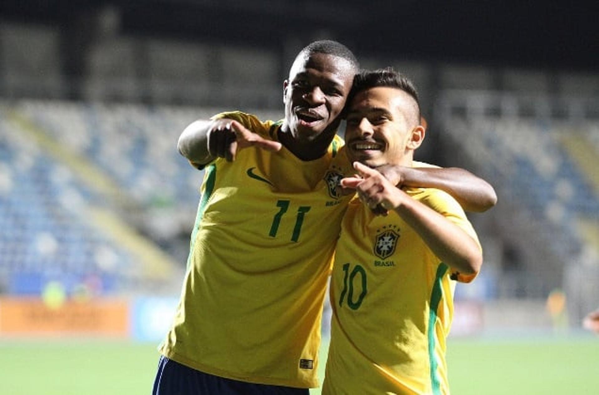 Vinicius Jr. e Alan Souza comemoram um dos gola do Brasil contra a Colômbia