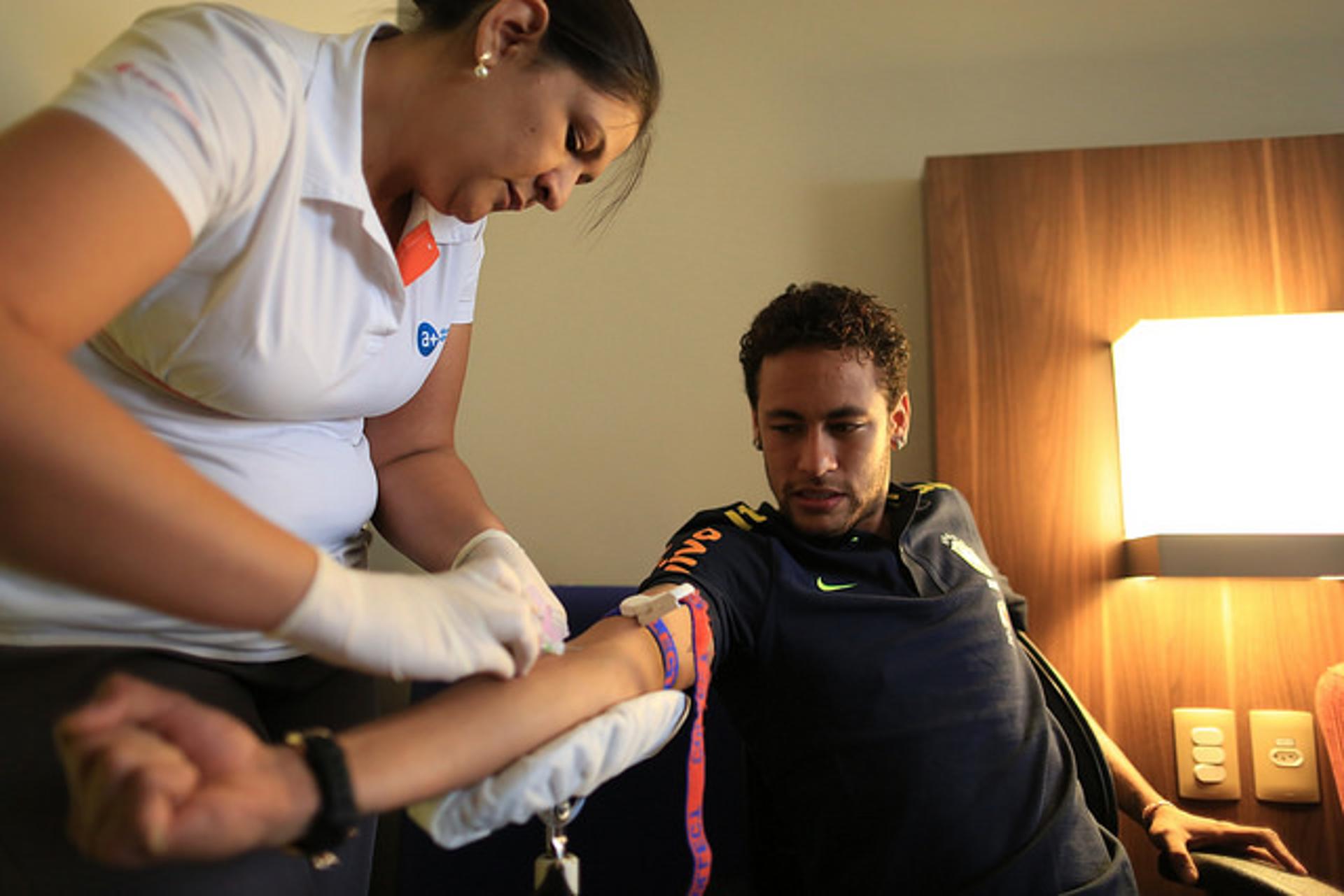 Neymar, durante exame de sangue na Seleção