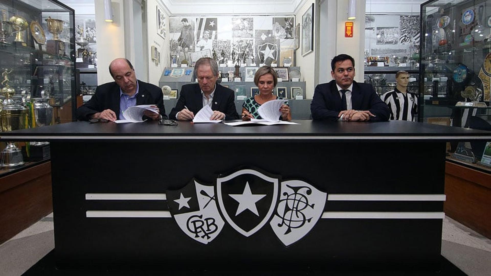 Botafogo assina contrato com a Caixa