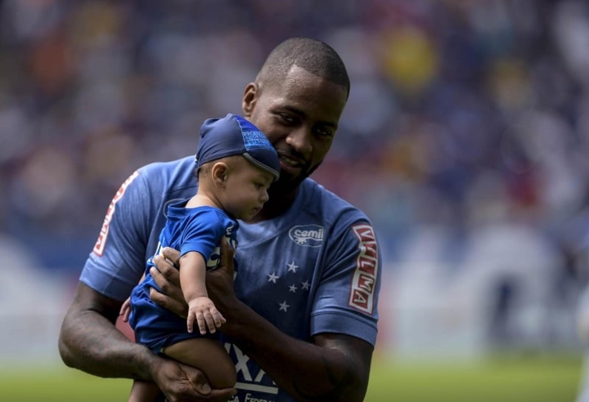 Dedé, com seu filho, de volta ao Cruzeiro em partida contra o Democrata