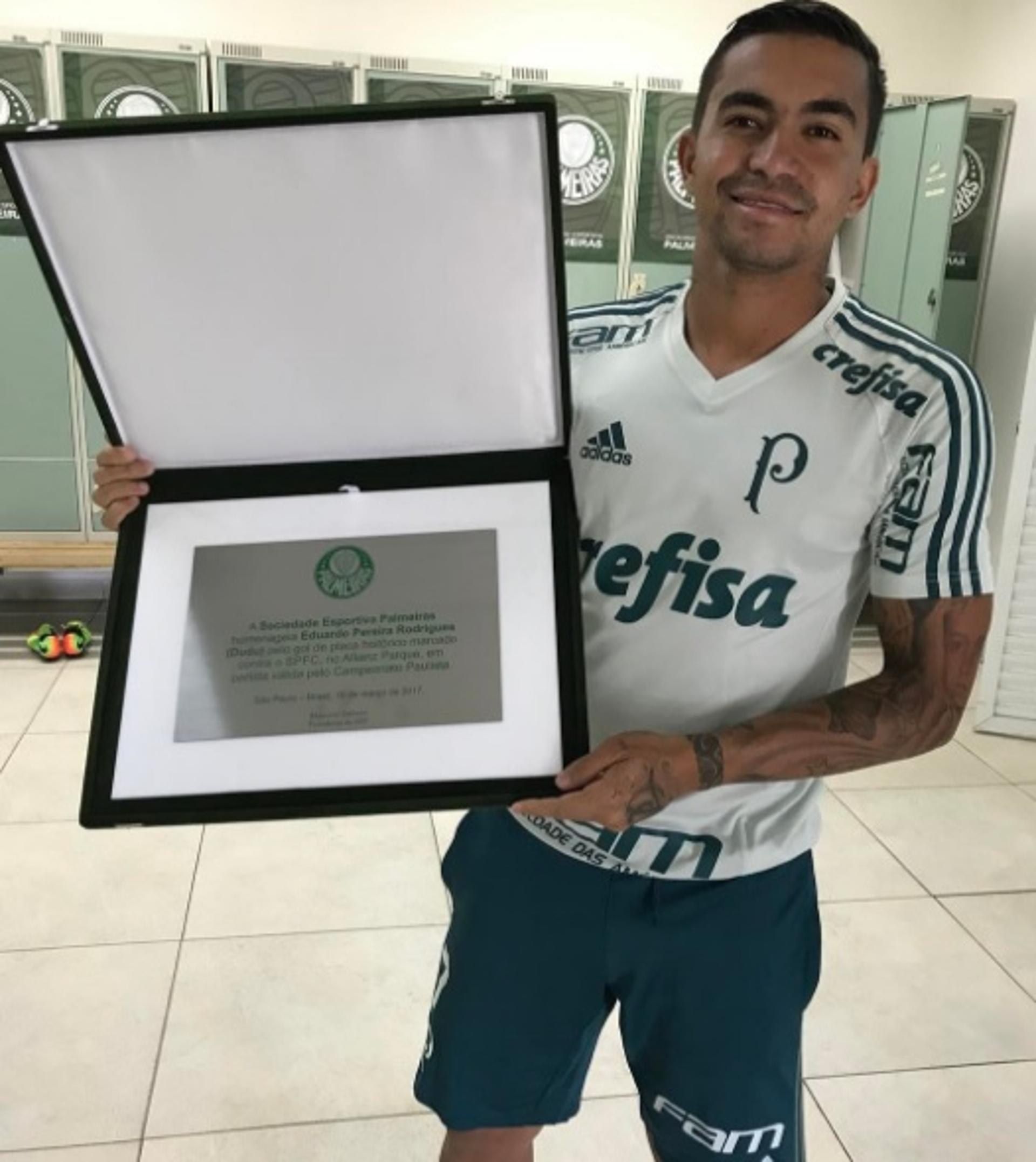 Dudu recebe placa do Palmeiras