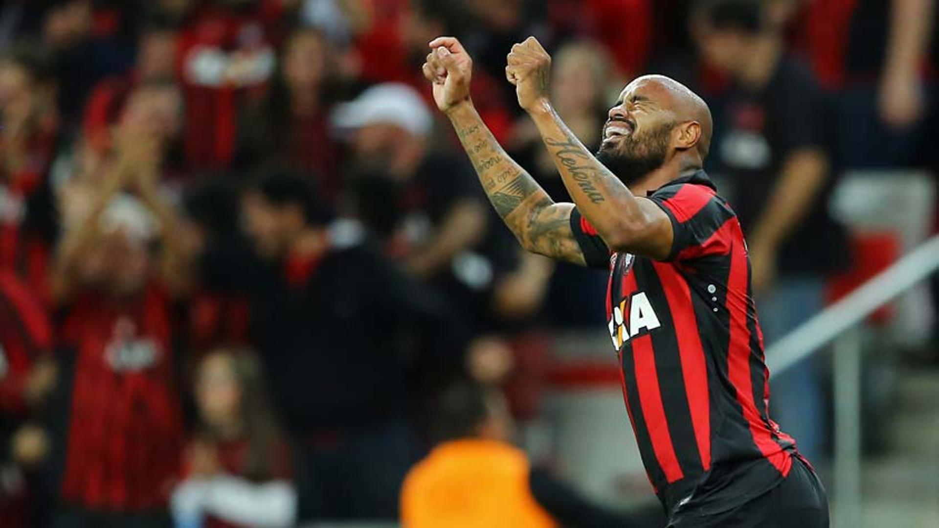 Confira as imagens da vitória do Furacão sobre o Flamengo