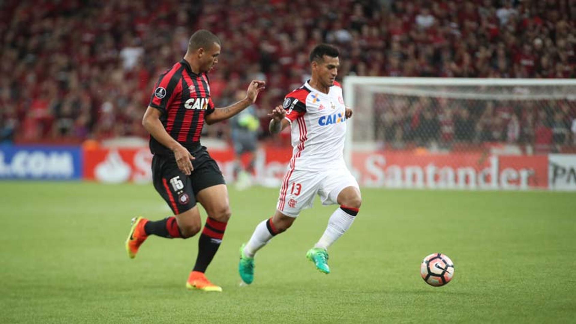 Jogo começou movimentado com as duas equipes buscando o gol na Arena da Baixada.