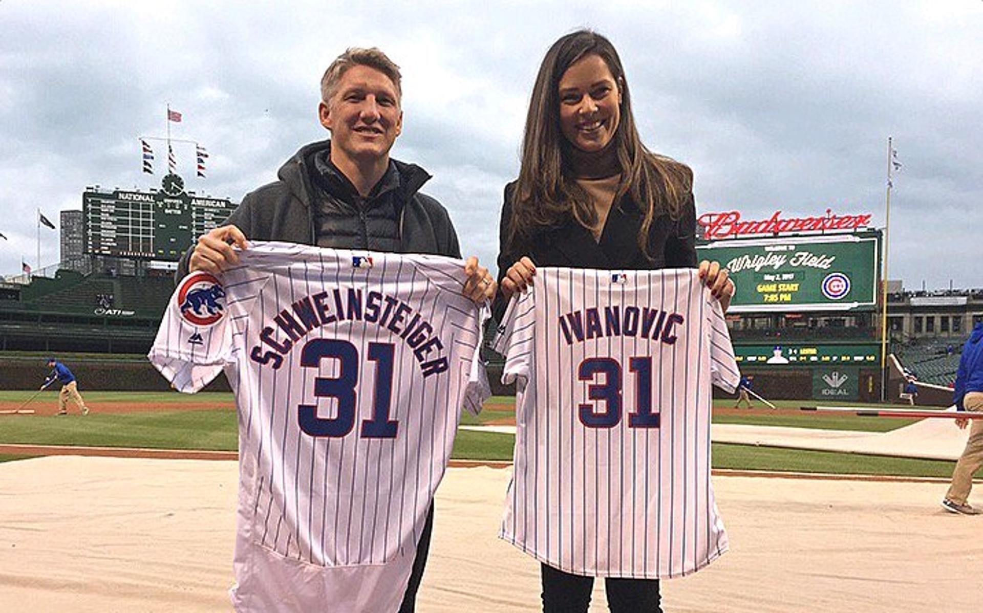 Schweinsteiger vai a jogo de beisebol com a esposa, Ana Ivanovic