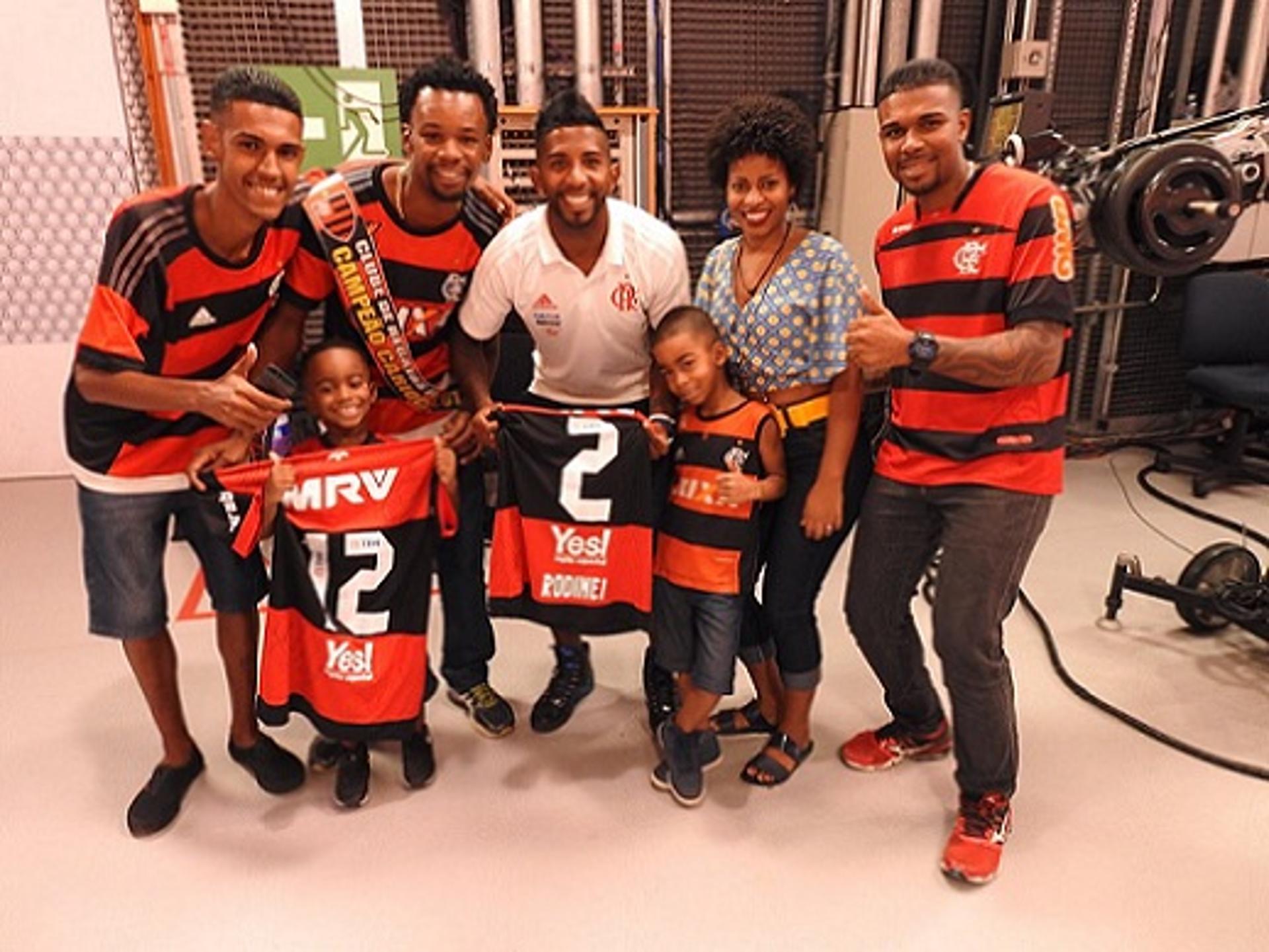 Rodinei posa com família do torcedor Luiz Cláudio