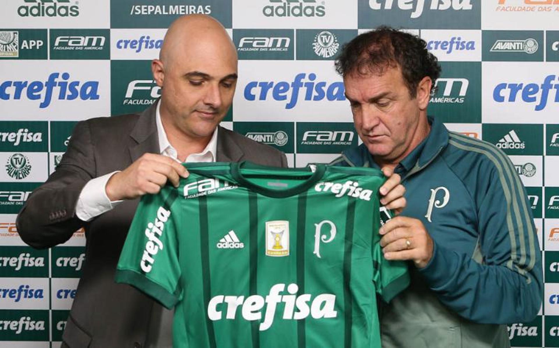 Cuca é apresentado na volta ao Palmeiras e recebe a nova camisa