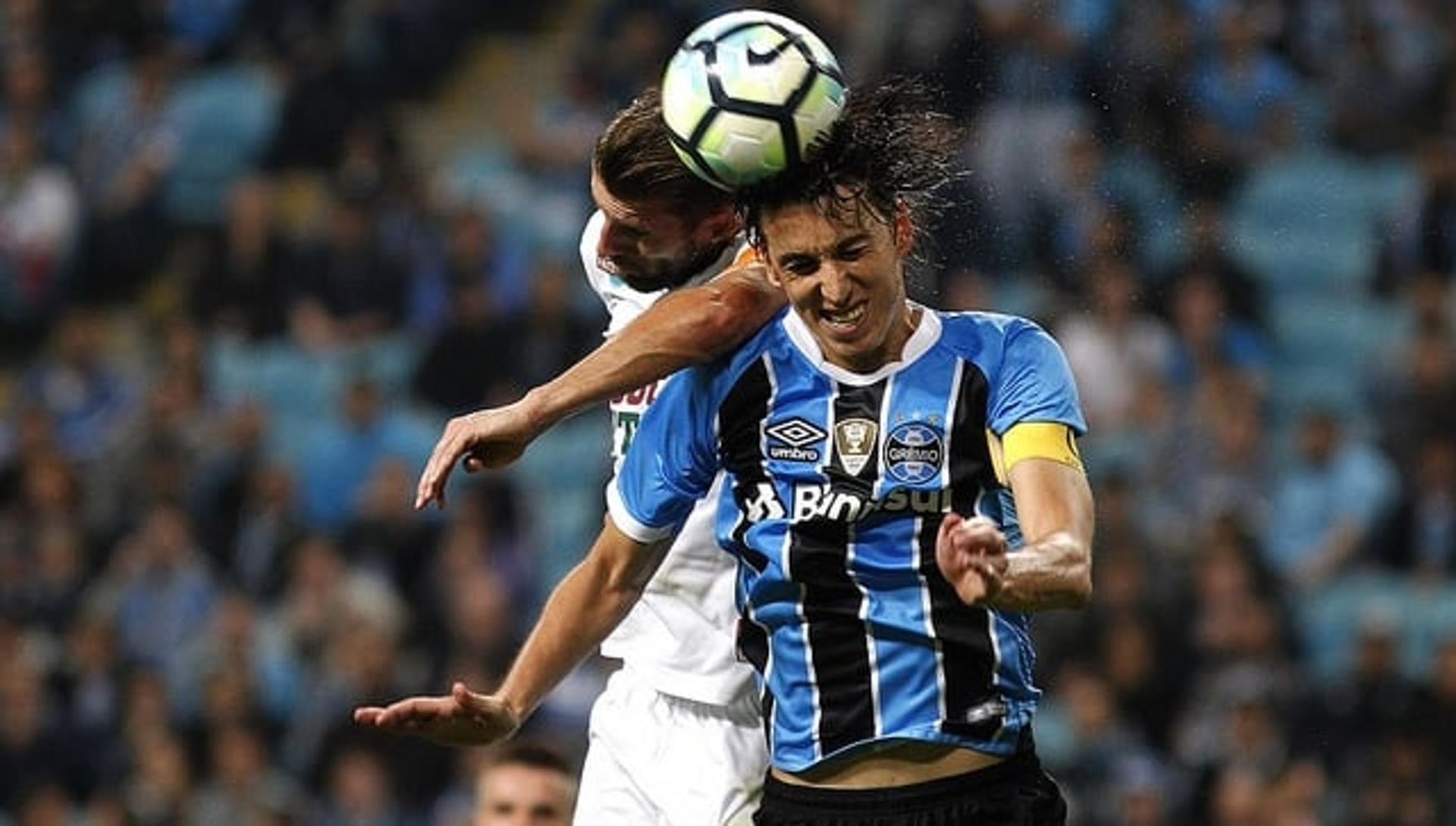 Henrique disputa bola no alto com Geromel na Arena do Grêmio