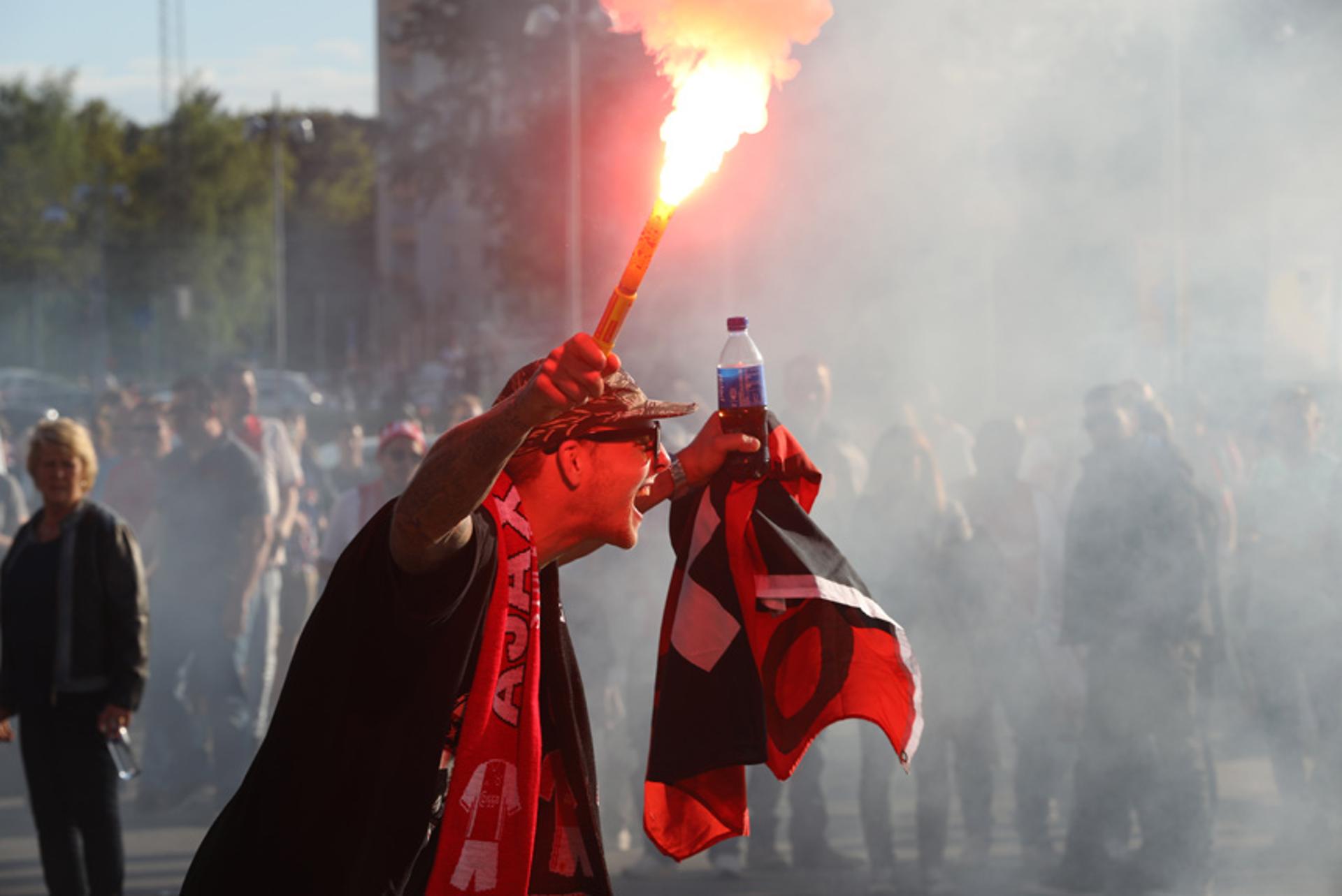 Desde cedo torcedores de Manchester United e Ajax movimentaram as ruas de Estocolmo
